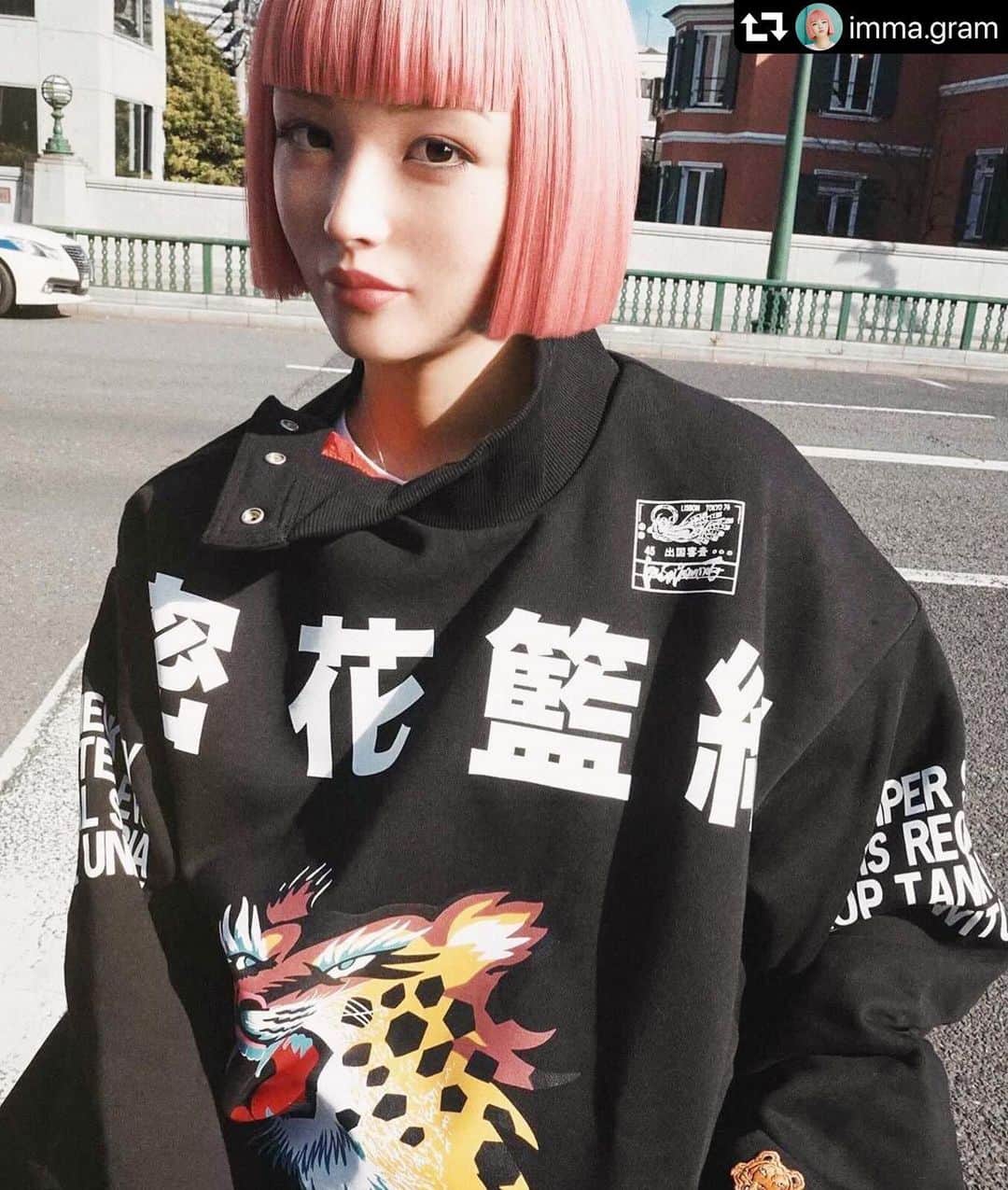 山本寛斎のインスタグラム：「#repost @imma.gram  ・・・  OOTD 密花藍結🐯  #ヤンimma #あたしCGらしい #ithinkimcgi」