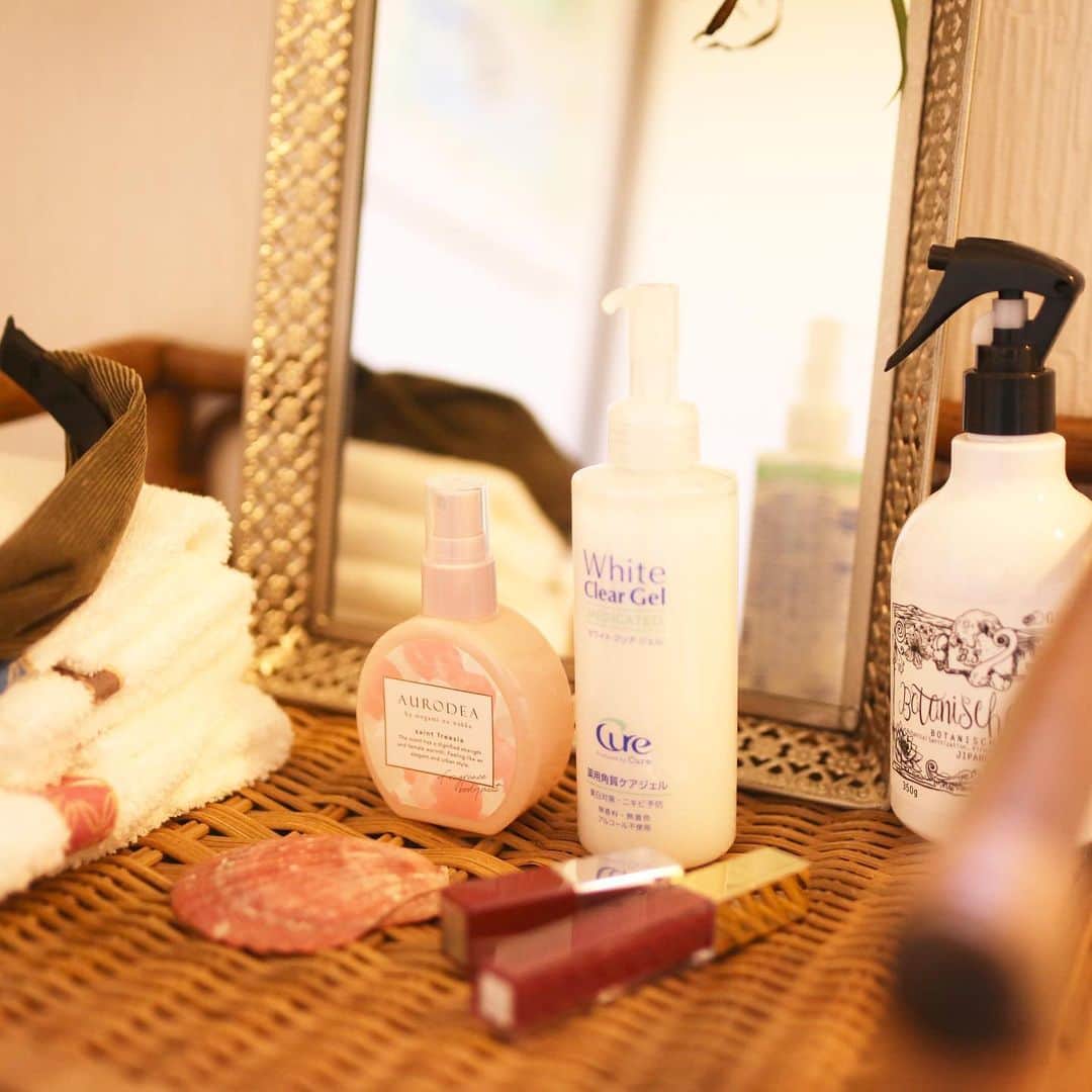 amiのインスタグラム：「．  Favorite beauty goods  Cure ホワイトクリアジェルを お試ししてみましたよ♡  こちら、週2回のケアをスキンケアの ルーティンにいれるだけでとってもお手軽 なんですよ✨  保湿前に角質ケアすることで お肌がいつもツルツル❤️  お肌にも優しいので、肌荒れなど することなく続けられます♡  成分の約90%が水分でできていて 肌に負担がかからないのでおすすめ✨  私は旅行などにも持って行ってます♡  ． #Cure #ホワイトクリアジェル #スキンケア #肌ケア #角質ケア #ピーリングジェル #cure_ad」