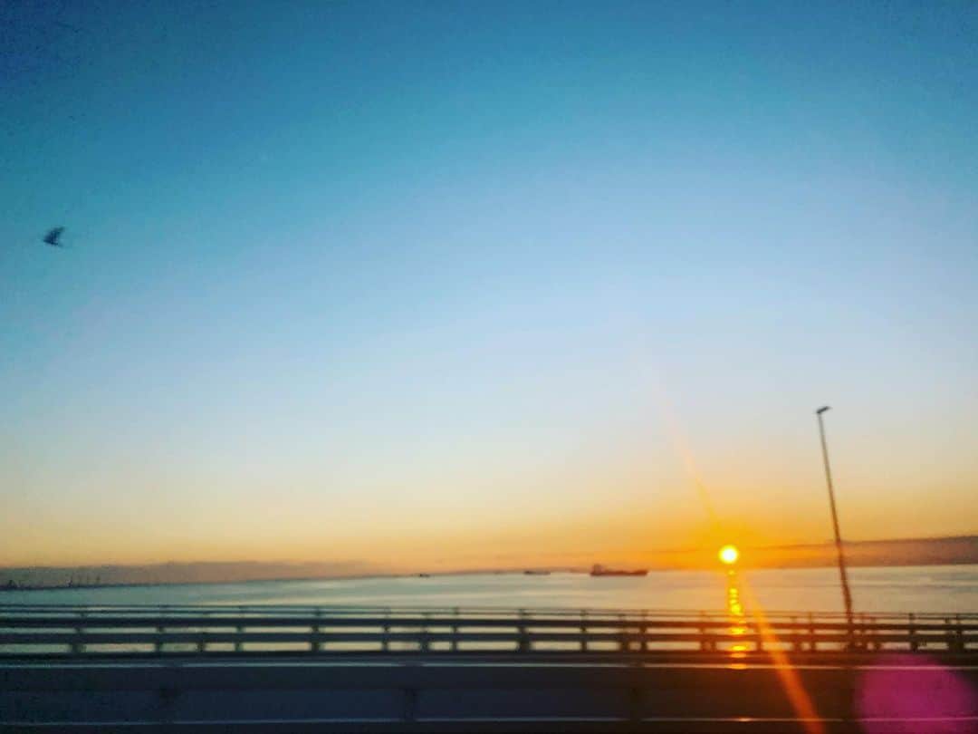 瀧本美織のインスタグラム：「☀️ お仕事の行き帰り、朝日と夕日を両方みれた日。 今日もみんなにとって良い日でありますように！」