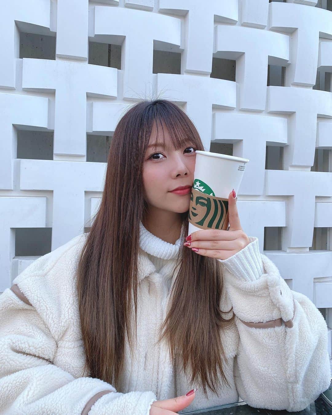 西村季里子さんのインスタグラム写真 - (西村季里子Instagram)「・  髪が伸びた✌🏻  あんまり自分のストレートヘアは 好きじゃなかったけど、 最近は髪を綺麗に保ちたくて ストレートにしがち🐰🤍🤍  まだまだ伸ばすぞ〜〜〜  #ヘア#ヘアケア#ストレートヘア  #ロングヘア#前髪#髪型#美容院 #代官山#スタバ#髪質改善#美容 #follow#followｍe」1月14日 11時57分 - kiriko_nishimura