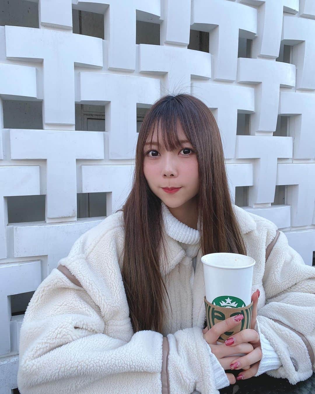 のインスタグラム：「・  髪が伸びた✌🏻  あんまり自分のストレートヘアは 好きじゃなかったけど、 最近は髪を綺麗に保ちたくて ストレートにしがち🐰🤍🤍  まだまだ伸ばすぞ〜〜〜  #ヘア#ヘアケア#ストレートヘア  #ロングヘア#前髪#髪型#美容院 #代官山#スタバ#髪質改善#美容 #follow#followｍe」