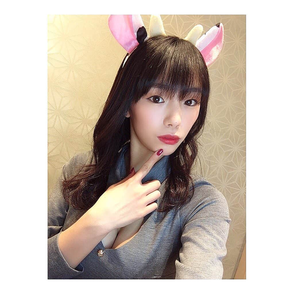 波妃美咲のインスタグラム：「2021年に入り、1月も中旬に…！！ 毎日あっという間に過ぎていく中で このご時世で特に不安や色んなことを考えてしまう方多いかと思います。 私も正直不安な事いっぱいです。 だけど、少しでも幸せを見つけようと頑張ってます。この前、『今日幸せと感じた事を3つあげてみて？』とお母さんに聞かれた時に、気づけば生きてる事さえも幸せやぁ〜(*´꒳`*)と感じ、3つあっという間に思い浮かぶように。やっぱり人間だから不安になる事でてくると思うけど、今を乗り越えて今日も頑張ろうね。  #コロナに負けない  #もぉーん  #2021年  #🐄」