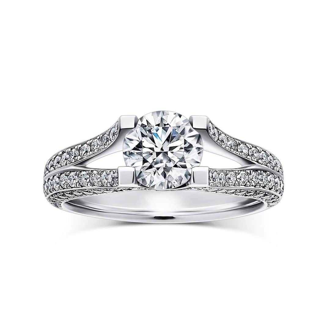 ラザール ダイヤモンド ブティック公式 | 婚約・結婚指輪さんのインスタグラム写真 - (ラザール ダイヤモンド ブティック公式 | 婚約・結婚指輪Instagram)「大粒のセンターダイヤモンドを、メレダイヤをぎっしりと施した2本のアームでホールド―—その姿はまるで、大切なものを、手と手を取り合うように守っているようにも見える。  「セレスティアル」は、ドラマティックかつダイナミックな中に、強いメッセージを感じさせるシンボリックなリングだ。  未来へと続く尊い愛を感じさせるアミュレットを、あなたの左手薬指に。  プロフィールのリンクからHPをご覧いただけます。﻿ →@lazarediamond_boutique   #結婚指輪 #婚約指輪 #マリッジリング #ブライダルジュエリー #エタニティリング #エンゲージリング #marriagering #bridaljewelry #engagementring #結婚指輪選び #婚約指輪選び #結婚指輪探し #婚約指輪探し #lazarediamond #ラザールダイヤモンド #プレ花嫁 #プレ花嫁さんと繋がりたい #結婚式準備 #花嫁 #結婚準備 #プロポーズ #ダイヤモンド #花嫁準備 #2021春婚 #2021夏婚」1月14日 12時00分 - lazarediamond_boutique