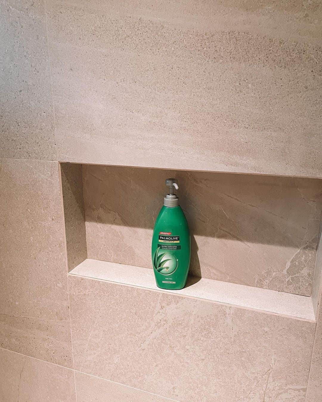 ジュリア バレットのインスタグラム：「An essential 🍃 @palmoliveph」