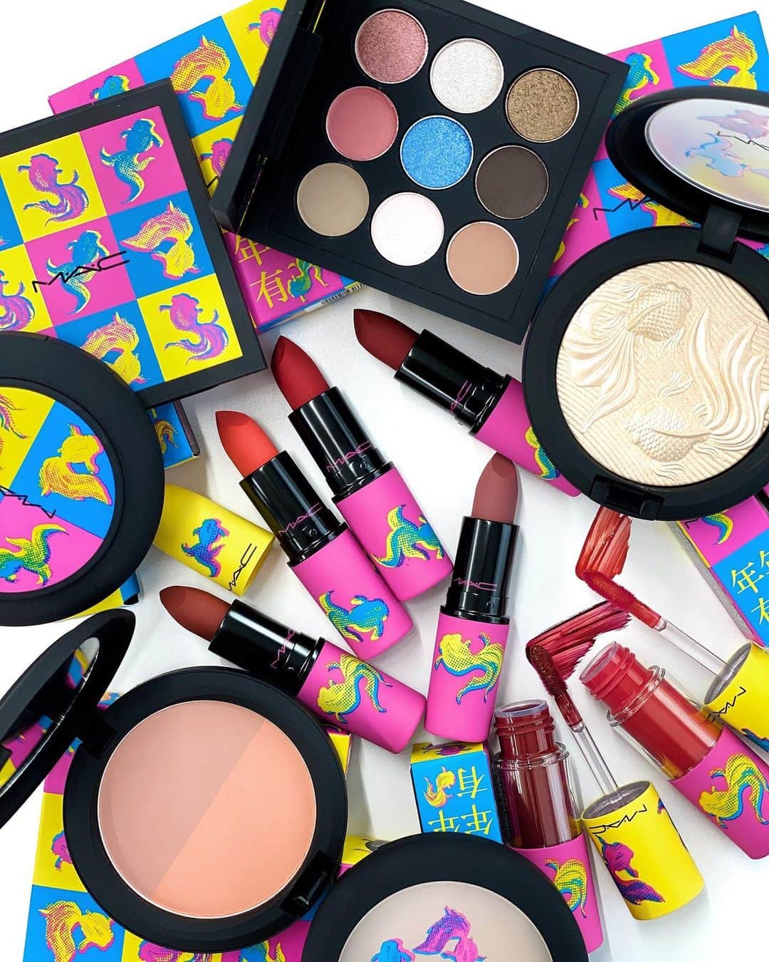 M∙A∙C Cosmetics Japanのインスタグラム：「【明日公式オンライン先行発売】 幸運・繁栄を意味する金魚と鯉からインスピレーションを得た、新年限定カラーコレクション「ムーン マスターピース」💄🧧! ㅤ パッケージのカラフルでPOPなグラフィックは、まるでモダンアートのよう✨この魅力的な数量限定コレクションをオンライン先行発売でお届けします。 ㅤ *2021年1月15日(金)オンライン先行発売 ※ 午前10時発売予定。システムの影響により、発売が多少前後する可能性がございます。何卒ご了承ください。 *2021年1月22日(金)全国発売 ㅤ #MACMoonMasterpiece #MACLunarNewYear #MACムーンマスターピース」