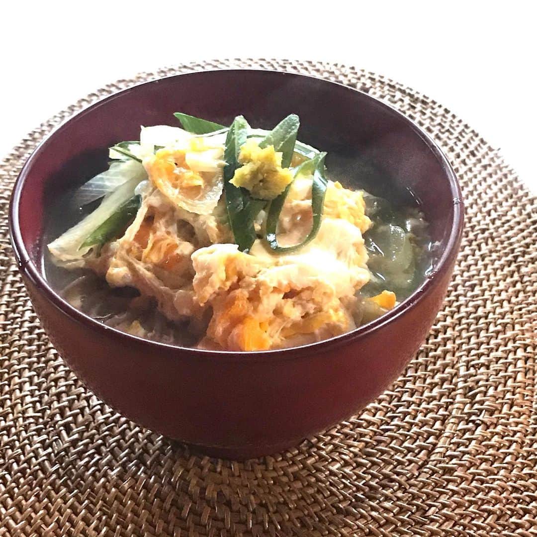 土屋眞弓のインスタグラム：「寒いから温かいもの  お昼に深谷葱と卵綴じの熱々おお蕎麦 夜はチキンと深谷葱とニンニクの熱々スープ 一昨日のおうちごはんでした  寒〜い🥶❄️❄️❄️ 早く暖かくならないかな〜 冬は不得意😭 冬生まれなのに😅  昨日は新月だったのに寒くて外に出る元気がなかった お月様見なかった🥲  #温かいお蕎麦 #十割蕎麦 #おうちごはん」