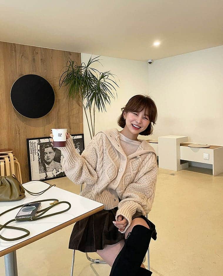のインスタグラム：「今日の新作5%OFF💝  さまざまな着方でたくさん着まわし可能な 可愛いタートルネックカーディガン☺💕 ウール50%でとっても暖かい１枚です😊 この冬オススメです٩꒰ ˘ ³˘꒱۶~♡  ⚠️人気商品のため予約注文開始⚠️  詳細はサイトでチェックしてください💡  #イムブリー#IMVELY#ワンピース#大人カジュアル#大人可愛い#ootd#デイリー #カジュアルコーデ」