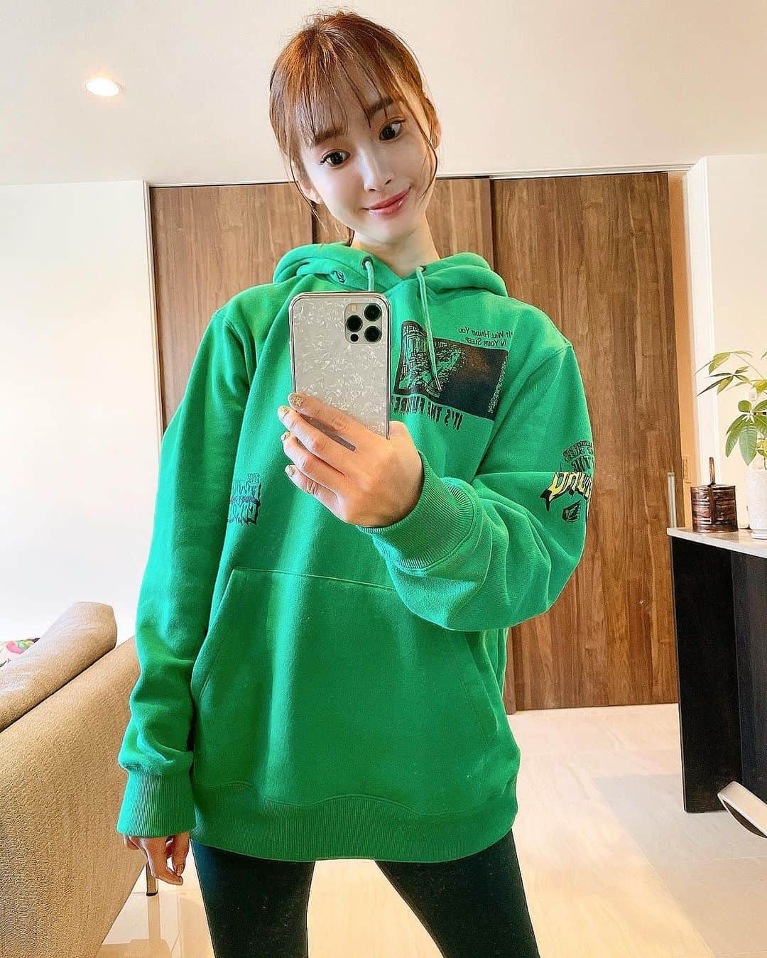 岩佐しおりのインスタグラム：「✔️🤍🤍 ・ こんにちは☀️ 今日は緑コーデDAY🙋‍♀️ 脱いでも緑なの✌️笑 (トレーニングウェアね♡) 今日からトレーニング再開✊💐 私お腹、二の腕、お尻に 特に脂肪がつきやすいんだけど それには姿勢もすっごく関係してるみたい😳 普段から意識して気をつけなきゃだね！ 久しぶりに運動してスッキリ〜💕 今日もhappyな一日を🌈 ・ #コーデ #パーカー #トレーニング #筋トレ女子」