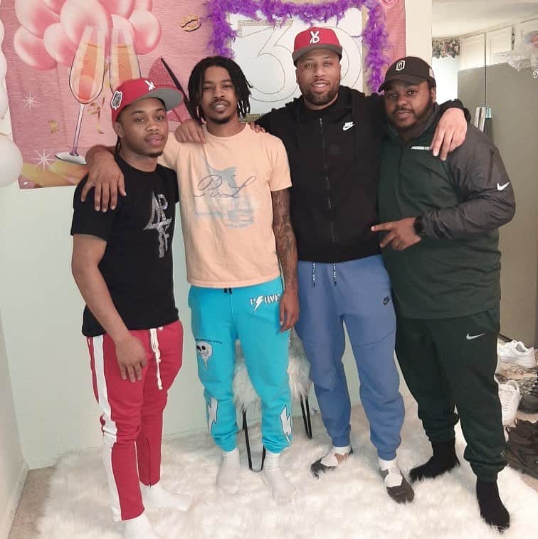 タイラー・ユリスのインスタグラム：「15 years in 🤞🏾🎥 #1ENT #NFL」
