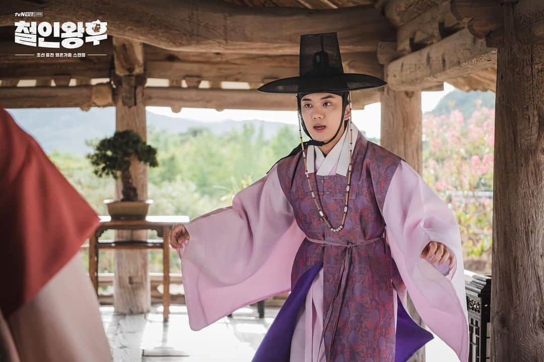 tvN DRAMA【韓国】さんのインスタグラム写真 - (tvN DRAMA【韓国】Instagram)「이 구역의 폭소 유발러들 힘차게 등장⭐️ 동병상련 ‘대나무숲’ 커플 #김인권 #차청화  기묘한 삼각관계! #이재원 #유영재#채서은  매주 [토일] 밤 9시 tvN 방송 #조선중전영혼가출스캔들 #철인왕후 #MrQueen #신혜선 #김정현 #배종옥 #김태우」1月14日 12時17分 - tvn_drama