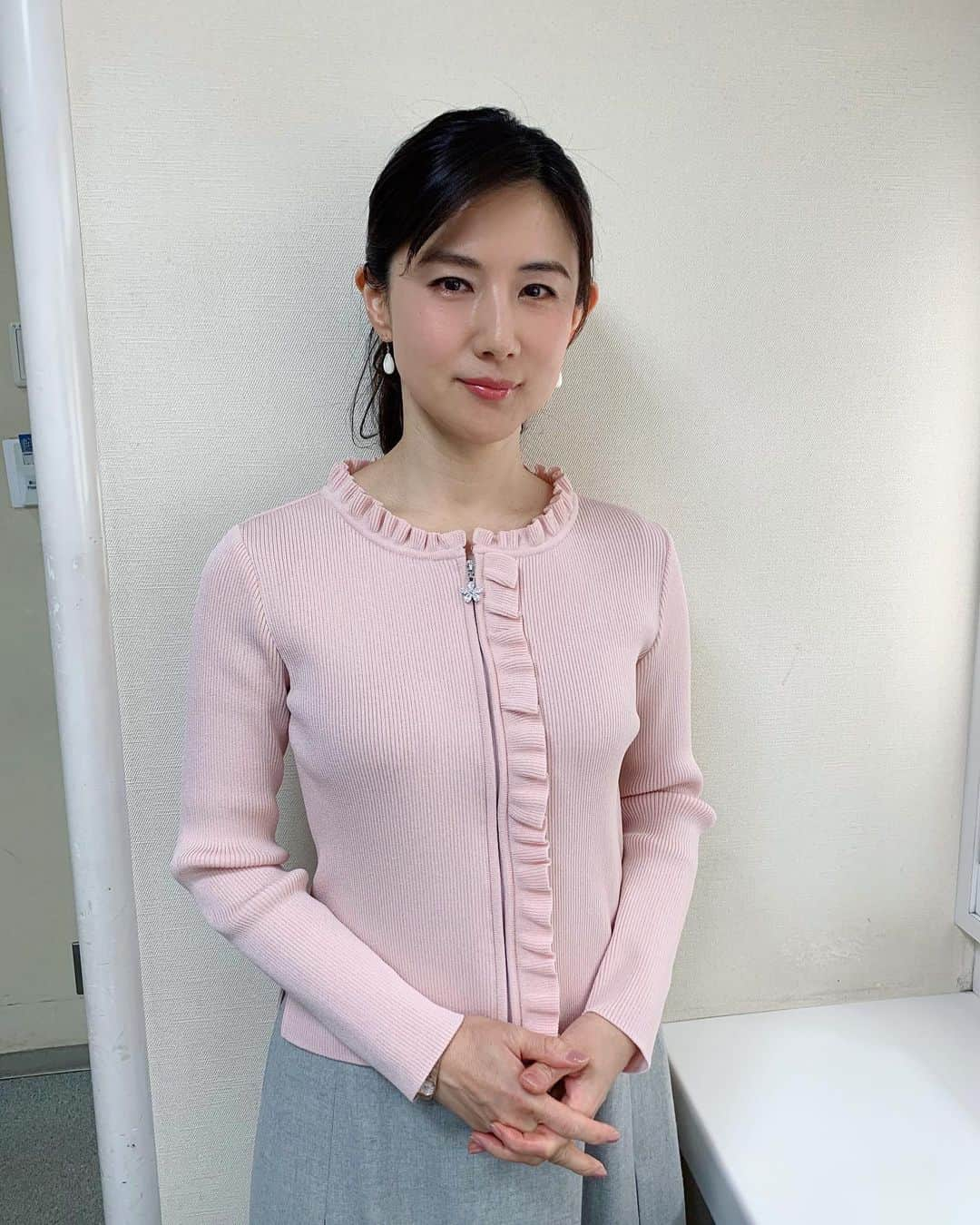 中江有里さんのインスタグラム写真 - (中江有里Instagram)「今日はとくダネ！  こういうピンクと薄いグレーの組み合わせ、割と好きです。  次回は2週間後。アルバム発売の翌日です。  #中江有里  #rené」1月14日 12時19分 - yurinbow1226