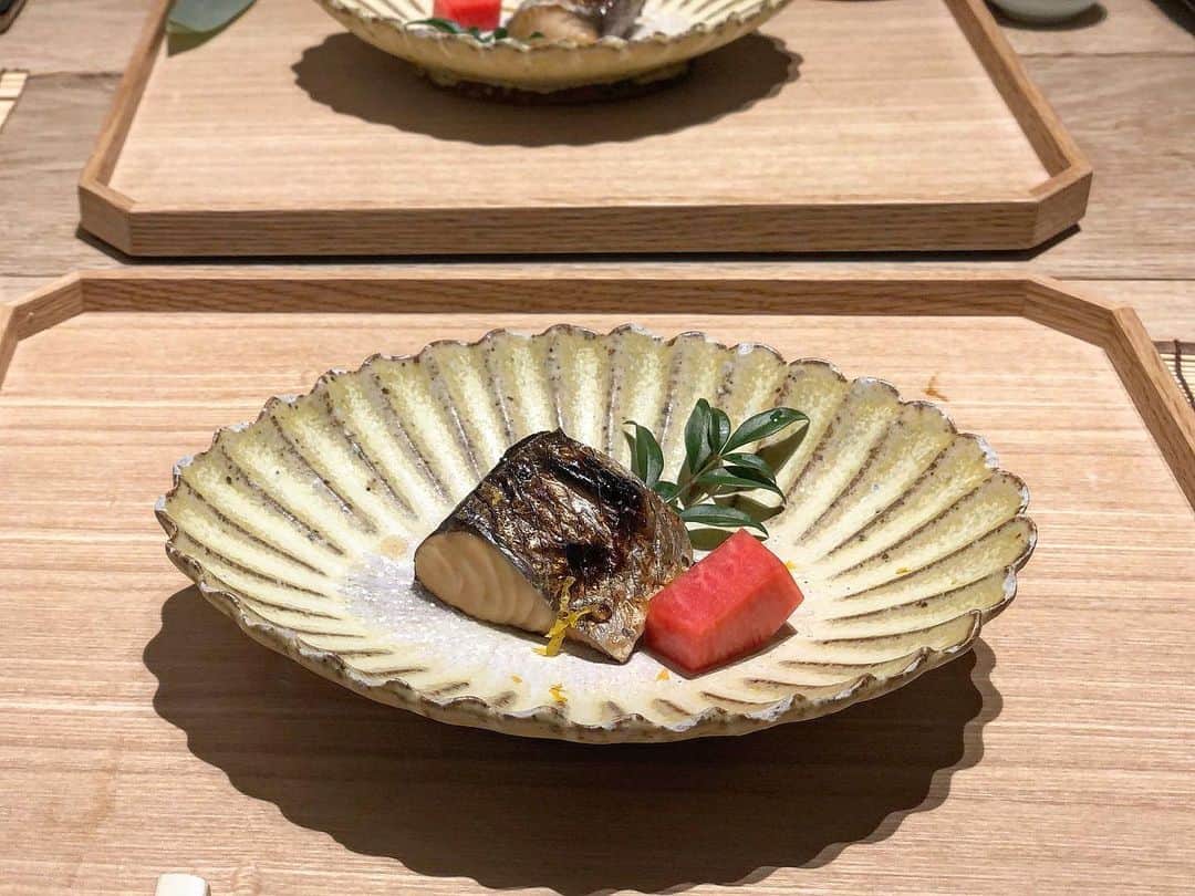 能美黎子さんのインスタグラム写真 - (能美黎子Instagram)「・ リピート決定の看板のない隠れ家店。 ・ 焼鳥で有名な中目黒いぐちの系列店である 「恵比寿　米ル」へ 愉快な仲間たちとお伺いしました。 ・ 5980円（税抜）のおまかせコースのみ。 ・ 色んな食材を少しずつ食べられて どれも心が温かくなるお料理でほっこりした気持ちに。 ・ 名物の土鍋ご飯は、プラスして幻の米 コシヒカリに。 これが本当に美味しかった。 甘味があって噛めば噛むほど甘い。 ・ お米って美味しいな。 ・ さすが、もんちゃん。 本当に美味しくておすすめ店。 お値段もリーズナブルだし、 個室もありこんなご時世でも ゆっくり寛ぐことができました。 ・ またお伺いします。 ・ #恵比寿米ル #焼鳥いぐち #中目黒いぐち #米ル #コスパ最高 #コシヒカリ #幻の米 #恵比寿グルメ #東京グルメ #黎ログ#割烹料理 #和食ごはん #美味しいお店 #美味しいもの好きな人と繋がりたい #出没アド街ック天国 #メディア掲載 #リーズナブルな価格 #個室のあるお店 #隠れ家的なお店 #隠れ家レストラン #和食好きな人と繋がりたい #お米大好き #食べ歩きグルメ #美食日記 #飲食店がんばろう #飲食店応援 #美味しい店 #美味しい和食 #おまかせコース #私のおいしい写真」1月14日 12時22分 - reikonohmi