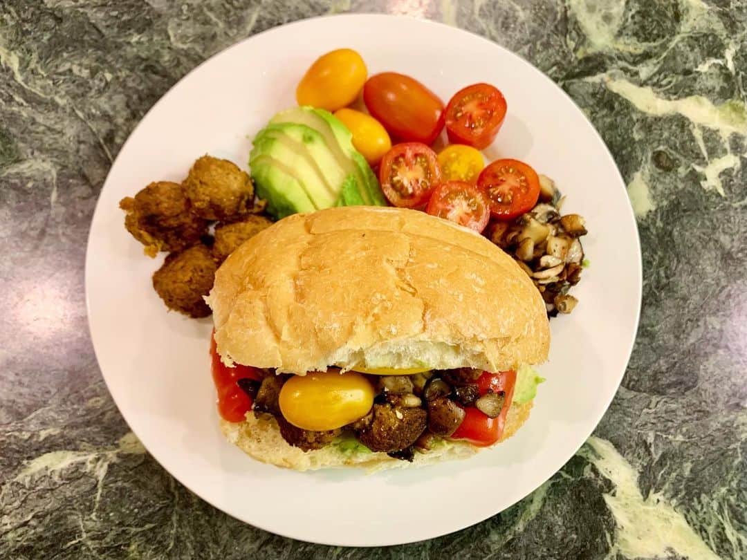 横井玲のインスタグラム：「Hey guys, look at my lovely vegan recipes👩‍🍳 I've tried vegan cooking by repeating trial and error, and I finally managed to cook the taste I really liked! The dishes brought me real happiness because it doesn’t contain any fear or pain. I wanna be ethical to live happily😌 Listen... even if you dislike animals, crazy for taste of meat, have no interest in natural-environment, you must wanna live without any disaster, right? If so, you should protect Earth as much as you can. There is no planet B for everyone🚶🌲🐇🐒🐖🐆  - Soy meatballs sandwich  - Oatmeal blueberry pancake / Quinoa salad  - Veggie ramen - Falafel / Coleslaw / Chickpea salad - Tempura soba  ヴィーガンレシピは未だ試行錯誤を重ねていますが、特に美味しく出来たメニューをご紹介٩( ᐛ )و お肉→フェイクミート、牛乳→豆乳、チーズ→ソイチーズ、ブイヨン→ベジストック、卵→完熟バナナ(デザートの場合)など、ごく一般的な代替え品を使っています。 日本でも少しずつ身近になってきている代替え品やヴィーガンレシピ、レストラン、是非騙されたと思って一度トライしていただきたい。 本当に美味しいのです！ 特に豆乳を使ったクリームやソースは絶品。 レシピが難しくなるということも特になく、お肉などは下拵えが無い分簡単になるくらいです。 お高いんでしょう？ಠ_ಠとおっしゃる皆さま お気持ちはわかりますが、結論を出すのは実際にトライしてみてからにしましょう！ 動物性製品と植物性製品では、まず圧倒的に消費期限が異なります。 動物が嫌いな人も、環境問題に興味がない人も、好きなものを好きなように食べたい人も、 幸せに生きたいという気持ちはきっと同じですよね。 それは、綺麗な空気や水、それを育んでくれる緑や大地が健やかで、初めて成り立つ夢です。 それぞれが出来ることからやってみましょう٩( ᐛ )و  #vegan #veganrecipes #veganfood #veganlife #veganfoodie #food #ethical #homemade #yummy #stayhealthy #animallovers #naturelovers #bekind  #ヴィーガン #ヴィーガン料理 #ヴィーガン生活 #自炊記録」