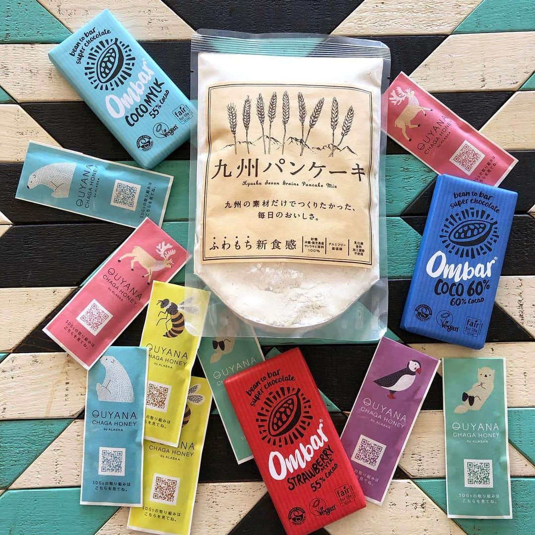 田中律子さんのインスタグラム写真 - (田中律子Instagram)「私のおやつシリーズ🤩  パンケーキ🥞は、九州パンケーキ　@kyushupancake  もちもちしててとってもおいしい💛アルミニウムフリーのベーキングパウダーだし、乳化剤、香料、加工澱粉不使用❗️  細長いカラフルなパッケージは、アラスカのチャーガハチミツ🐝 パンケーキにつけたり、そのままスティックタイプだからなめれる、ドクターハニー🍯　@organic49club でチェックしてね🐝  Omberは私の大好きなチョコレート🍫有機ココナッツシュガー🥥有機カカオ、有機ココナッツクリーム💛白砂糖不使用👍このチョコレート食べたら他の食べれなくなっちゃうくらい美味しい❗️赤ワインにも合う🍷 @llmp_livinglifemarketplace こちらで購入できます🍫  ポテチもハッピーターンも大好きなんだけど、家には身体に優しいおやつをおいてます🤩罪悪感なく、美味しいおやつを食べよう💛ギルトフリー万歳✌️  #okinawa  #okinawalife  #beach  #beachlife  #beachlifestyle  #healthylifestyle  #ポテチも大好き  #選んで食べよう  #食べたもので身体は作られる  #九州パンケーキ  #アラスカ物産  #チャーガハチミツ  #omber  #livinglifemarketplace」1月14日 12時24分 - ri2kotanaka