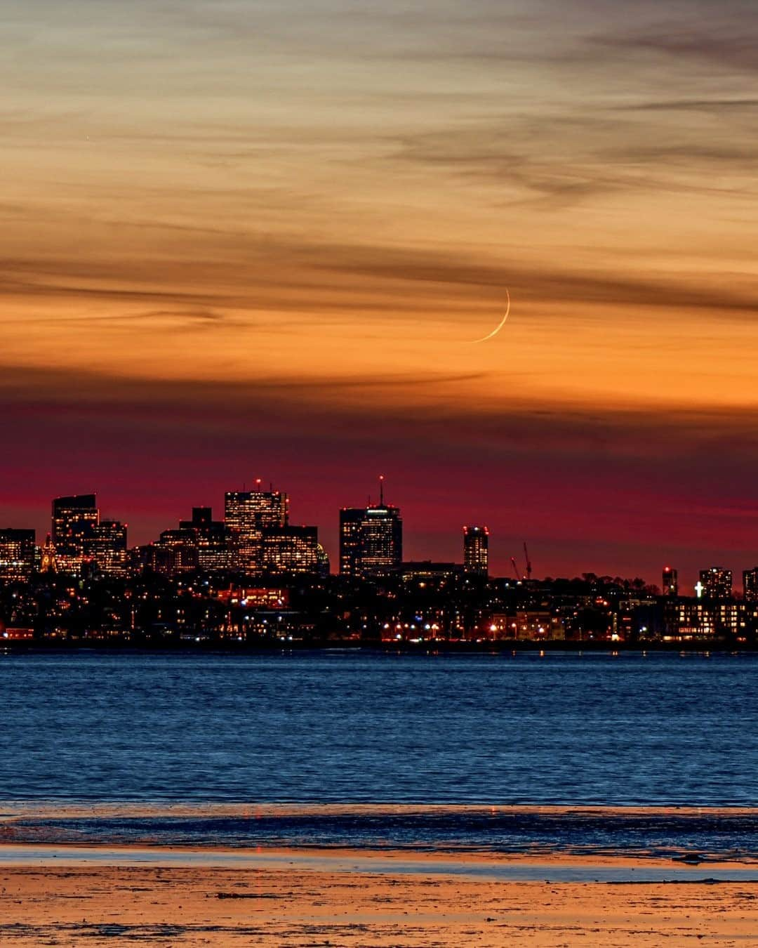 National Geographic Travelさんのインスタグラム写真 - (National Geographic TravelInstagram)「Photo by @babaktafreshi / The very thin new moon appeared shortly after sunset above the Boston skyline on December 15. #newmoon #twanight #boston #ocean」1月14日 12時35分 - natgeotravel