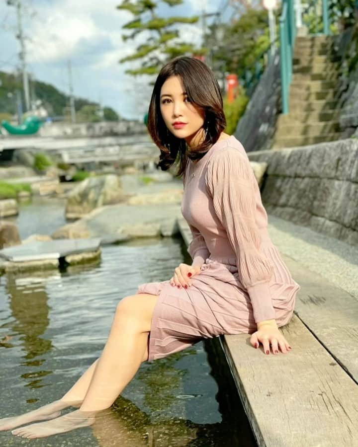 のインスタグラム：「こんにちは☀️💕 . 先月紹介した島根旅🍓✨ 今回は振り返りとして、おすすめの半日観光ルート、3スポットを紹介します🙋‍♀️💕 . ①玉造温泉♨️ 出雲国風土記に記され、“神の湯”と 呼ばれた温泉で約1300 年前から美肌の湯👏💗 . 日本最古の湯の一つに数えられていて、今回は足湯を体験🐾♨️💕 化粧水にも劣らない潤いや保湿効果があるみたいで今度はゆっくり浸かりたいなぁ💗 . 温泉街には「清巌寺」のおしろい地蔵（2枚目）や「恋来井戸」（3枚目）赤い橋の上で鳥居と一緒に撮ると恋が叶う「恋叶い橋」（4枚目）などの人気のパワースポットがたくさん🎵 玉作湯神社では叶い石で恋愛のお願いを。どんな石がでてくるかわからないのが楽しい🥰（5枚目） 湯薬師広場では玉造温泉の温泉水を持ち帰ることも可能！かわいらしい専用ボトルも販売してるみたいだよ💗 . ②旧大社駅電車（6.7枚目） . 大正浪漫を感じさせる建築美が素敵な駅舎✨SLも保存されているので鉄道好きは必見です❣️ . ③神門通りカフェ ポンム・ベエルで出雲ぜんざい😋（8.9枚目） . ぜんざいは出雲が発祥の地👏お餅がふわふわもちもちで、心あたたまるほどよい甘さ💕美味しくて癒されました❤️ . この他にも12月に島根旅を色々ご紹介させていただいて、皆さんから島根に旅行いきたくなったって言ってもらえてとっても嬉しかったなぁ💗✨ 見所多くてとっても楽しめると思うので、コロナ落ち着いたらぜひ遊びに行ってみてくださいね🎵 . @shimane.goen #instagood #travel #女子旅 #山陰旅行 #島根旅行 #玉造温泉 #清巌寺 #玉作湯神社 #旧大社駅 #神門通りカフェポンムベエル #pr #島根 #出雲 #島根県 #島根観光 #温泉好き #温泉 #温泉旅行 #グルメ旅 #鉄道 #駅 #shimane #タビジョ #onsen #山陰 #国内旅行 #旅行好き #足湯 #松江 #instatravel」