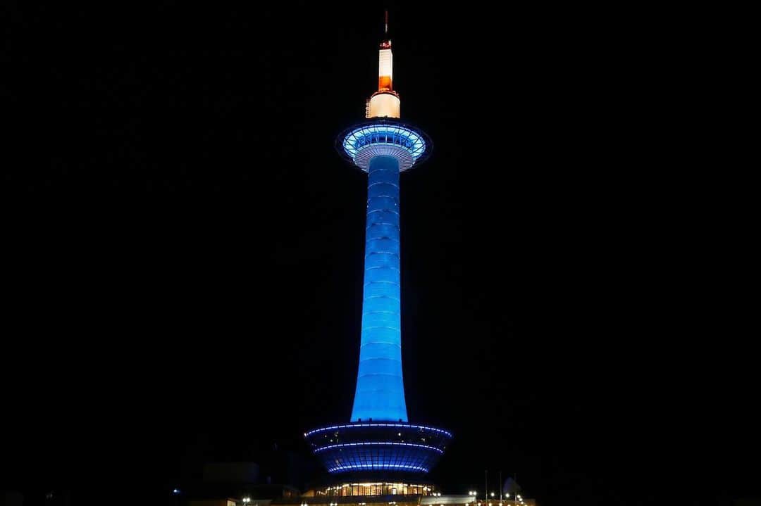 のインスタグラム：「*﻿ 【✨ライトアップ情報✨】﻿ ﻿ 1月14日(木)日没～21:00の間、下京区「世界一安心安全・おもてなしのまち京都 市民ぐるみ推進運動」の一環として、﻿ 京都タワーの塔体🗼を《スカイブルー》にライトアップいたします💡﻿ ﻿ 《スカイブルー》にライトアップをされた京都タワーをみかけたら、﻿ 皆さんもぜひSNSで #京都タワー をつけて投稿してみてくださいね😊﻿ ﻿ ※同日21:00～24:00は通常通りホワイトにライトアップいたします。」