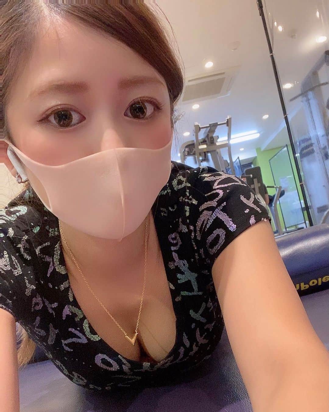 あやなのインスタグラム：「最近筋トレサボり気味🐷自粛でやることないからまた頑張ろうかな🥸いっかいだらけてしまうとダメだよね。。。 . . #筋トレ #ストレッチ #ボディメイク #ダイエット #リバウンドからの再スタート  #ジム #トレーニング」