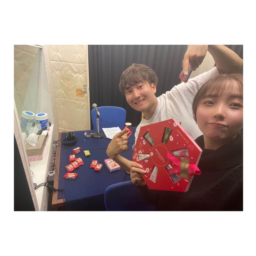 宮本侑芽さんのインスタグラム写真 - (宮本侑芽Instagram)「. 「#広瀬裕也と宮本侑芽のとりあえずRADIO 」 最新回聞いていただけましたでしょうか！  こちらが広瀬くんからいただいた 誕生日プレゼントです〜！  顔体洗浄ブラシ、めちゃツルツルになる！ 可愛い豚のグラスに入ってるのは ピンク塩！かわいい。 野菜ディップはマヨ味で美味でした😉 女子力の高いプレゼント〜😂  アルバムを見返してたら ラジオ内でゆうちゃんに 誕生日祝われるのもう3回目なんだなーって 感慨深くなったので 過去写真も置いておきます。  今年はソシャディスのせいで ツーショットは撮れなかったぜ！ ばかー！！！！  ゆうちゃん ありがとーーーうっ！！ 引き続きのびのびと頑張ろうねえ！  最新回も聞いてね！  #とりラジ #広瀬裕也 #宮本侑芽」1月14日 12時30分 - miyamotoyume