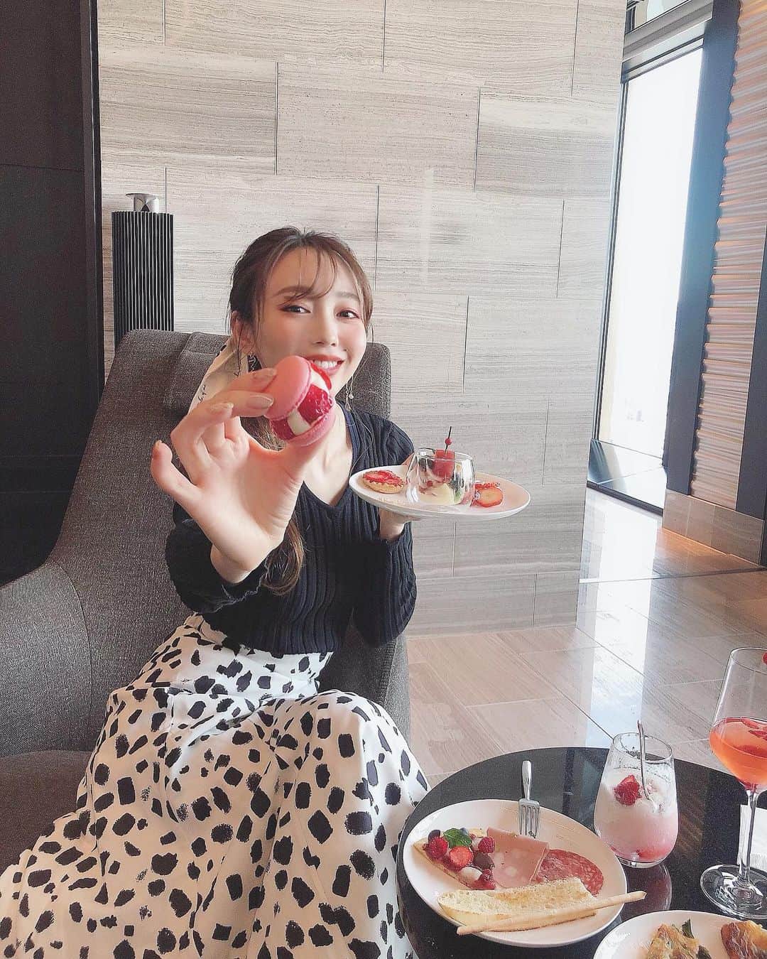 白岩まちこのインスタグラム：「≫≫🍓... 𝘴𝘵𝘳𝘢𝘸𝘣𝘦𝘳𝘳𝘺 𝘴𝘸𝘦𝘦𝘵𝘴 𝘣𝘶𝘧𝘧𝘦𝘵 ㅤㅤㅤㅤㅤㅤㅤㅤㅤㅤㅤㅤㅤ ㅤㅤㅤㅤㅤㅤㅤㅤㅤㅤㅤㅤㅤ  コンラッド大阪のストロベリービュッフェ🍸🍓 ㅤㅤㅤㅤㅤㅤㅤㅤㅤㅤㅤㅤㅤ  ㅤㅤㅤㅤㅤㅤㅤㅤㅤㅤㅤㅤㅤㅤㅤㅤㅤㅤㅤㅤㅤㅤ 🏨　@conradosaka_jp ㅤㅤㅤㅤㅤㅤㅤㅤㅤㅤㅤㅤㅤ 🧑🏼‍🍳　@jimmyboulay ㅤㅤㅤㅤㅤㅤㅤㅤㅤㅤㅤㅤㅤ  ㅤㅤㅤㅤㅤㅤㅤㅤㅤㅤㅤㅤㅤ 先日、コンラッド大阪で新しく始まった 【 ストロベリースイーツビュッフェ】にご招待いただき、試食会に行ってきたよ🍸🍓 ㅤㅤㅤㅤㅤㅤㅤㅤㅤㅤㅤㅤㅤ ㅤㅤㅤㅤㅤㅤㅤㅤㅤㅤㅤㅤㅤ  ㅤㅤㅤㅤㅤㅤㅤㅤㅤㅤㅤㅤㅤ 今回のストロベリースイーツビュッフェは、 《自由に旅行が出来ない今、世界のスイーツで少しでも旅行気分を味わって欲しい》というコンセプト🛩🌏 ㅤㅤㅤㅤㅤㅤㅤㅤㅤㅤㅤㅤㅤ  ㅤㅤㅤㅤㅤㅤㅤㅤㅤㅤㅤㅤㅤ その為、月替りで合計4カ国のストロベリースイーツを楽しめるようになってた🍸🍓  1月　フランス🇫🇷 2月　イタリア🇮🇹 3月　韓国🇰🇷 4月　バリ🇮🇩ㅤㅤㅤ　ㅤㅤㅤㅤㅤㅤㅤㅤㅤㅤ  ㅤㅤㅤㅤㅤㅤㅤㅤㅤㅤㅤㅤㅤ ㅤㅤㅤㅤㅤㅤㅤㅤㅤㅤㅤㅤㅤ 今回は試食会なので、それぞれの国のメニューの一部を試食させてもらいました😋🍴 ㅤㅤㅤㅤㅤㅤㅤㅤㅤㅤㅤㅤㅤ ㅤㅤㅤㅤㅤㅤㅤㅤㅤㅤㅤㅤㅤ  いちごのケーキはもちろん、エッグタルトや カプレーゼサラダ🥗✨  ㅤㅤㅤㅤㅤㅤㅤㅤㅤㅤㅤㅤㅤ  スイーツの他にも、その国と言えば‼️な 郷土料理もあったりして食べ応えあってどれも美味しかったー🥰✨ㅤㅤㅤㅤㅤㅤㅤㅤㅤㅤㅤㅤㅤ ㅤㅤㅤㅤㅤㅤㅤㅤㅤㅤㅤㅤㅤ  ニョッキ、チヂミ、キンパは何回もおかわりした🥴✌🏻←  ㅤㅤㅤㅤㅤㅤㅤㅤㅤㅤㅤㅤㅤ しかも今回のスイーツビュッフェは、 期間中に４回行くと、抽選で4カ国どれかの国のペア宿泊券が当たるキャンペーンもやってるという...🥺🎁✨  ㅤㅤㅤㅤㅤㅤㅤㅤㅤㅤㅤㅤㅤ ㅤㅤㅤㅤㅤㅤㅤㅤㅤㅤㅤㅤㅤ  もちろんこんなご時世やから宿泊期間は柔軟に対応してくれるらしい🤤✨ ㅤㅤㅤㅤㅤㅤㅤㅤㅤㅤㅤㅤㅤㅤㅤㅤㅤㅤㅤㅤㅤㅤㅤㅤㅤㅤ ㅤㅤㅤㅤㅤㅤㅤㅤㅤㅤㅤㅤㅤ ㅤㅤㅤㅤㅤㅤㅤㅤㅤㅤㅤㅤㅤ 各国のスイーツを楽しみながら、 もしかして宿泊券が当たるかもーっと ドキドキ出来るなんて...🥺🛩🌏  ㅤㅤㅤㅤㅤㅤㅤㅤㅤㅤㅤㅤㅤ ㅤㅤㅤㅤㅤㅤㅤㅤㅤㅤㅤㅤㅤ そら半目にもなります🙂！ん ㅤㅤㅤㅤㅤㅤㅤㅤㅤㅤㅤㅤㅤ ㅤㅤㅤㅤㅤㅤㅤㅤㅤㅤㅤㅤㅤ  さぁていきましょうか！！ 　ㅤㅤㅤㅤㅤㅤㅤㅤㅤㅤㅤㅤㅤ  みんなは何枚目推し🙋🏻‍♀️⁉️  ㅤㅤㅤㅤㅤㅤㅤㅤㅤㅤㅤㅤㅤ ㅤㅤㅤㅤㅤㅤㅤㅤㅤㅤㅤㅤㅤ  ㅤㅤㅤㅤㅤㅤㅤㅤㅤㅤㅤㅤㅤ ✦･━･✦･━･✦･━･✦･━･✦･━･✦･━･✦  ㅤㅤㅤㅤㅤㅤㅤㅤㅤㅤㅤㅤㅤ ㅤㅤㅤㅤㅤㅤㅤㅤㅤㅤㅤㅤㅤ ビュッフェの詳細はこちら🔻  ㅤㅤㅤㅤㅤㅤㅤㅤㅤㅤㅤㅤㅤ 【Travel 4 Strawberries】 〜世界を旅するストロベリースイーツビュッフェ〜 ㅤㅤㅤㅤㅤㅤㅤㅤㅤㅤㅤㅤㅤ ㅤㅤㅤㅤㅤㅤㅤㅤㅤㅤㅤㅤㅤ 期間 : 2021年1月12(火)〜4月25日(日) ㅤㅤㅤㅤㅤㅤㅤㅤㅤㅤㅤㅤㅤ 時間 : 平日15:00〜17:00   土日祝  14:30〜18:00←2部制  (１部14:30〜16:00、２部16:30〜18:00) ㅤ 料金 : 【平日】大人4,900円、子供2,450円 　　　【土日祝】大人5,300円、子供2,650円 ㅤㅤㅤㅤㅤㅤㅤㅤㅤㅤㅤㅤㅤ 場所 : コンラッド大阪(アトモスダイニング40F)ㅤㅤㅤㅤㅤㅤㅤㅤㅤㅤㅤㅤㅤ ㅤㅤㅤㅤㅤㅤㅤㅤㅤㅤㅤㅤㅤ  メニュー内容　: スイーツ約３０種類(コーヒー紅茶付き) ㅤㅤㅤㅤㅤㅤㅤㅤㅤㅤㅤㅤㅤ ㅤㅤㅤㅤㅤㅤㅤㅤㅤㅤㅤㅤㅤ ㅤㅤㅤㅤㅤㅤㅤㅤㅤㅤㅤㅤㅤ  ✦･━･✦･━･✦･━･✦･━･✦･━･✦･━･✦  ㅤㅤㅤㅤㅤㅤㅤㅤㅤㅤㅤㅤㅤ ㅤㅤㅤㅤㅤㅤㅤㅤㅤㅤㅤㅤㅤ  ちなみに、 ㅤㅤㅤㅤㅤㅤㅤㅤㅤㅤㅤㅤㅤ お洋服は @rienda_official🧸🏹💓ㅤㅤㅤㅤㅤㅤㅤㅤㅤㅤㅤ ㅤㅤㅤㅤㅤㅤㅤㅤㅤㅤㅤㅤㅤ アクセサリーは @merue_official 💓 ㅤㅤㅤㅤㅤㅤㅤㅤㅤㅤㅤㅤㅤ ㅤㅤㅤㅤㅤㅤㅤㅤㅤㅤㅤㅤㅤ ㅤㅤㅤㅤㅤㅤㅤㅤㅤㅤㅤㅤㅤ  また詳しく投稿する...❤️ ㅤㅤㅤㅤㅤㅤㅤㅤㅤㅤㅤ ㅤㅤㅤㅤㅤㅤㅤㅤㅤㅤㅤㅤㅤ ㅤㅤㅤㅤㅤㅤㅤㅤㅤㅤㅤㅤㅤ ㅤㅤㅤㅤㅤㅤㅤㅤㅤㅤㅤㅤㅤ ㅤㅤㅤㅤㅤㅤㅤㅤㅤㅤㅤㅤㅤ #コンラッド大阪#コンラッドスイーツ #スイーツビュッフェ#ストロベリー #スイーツ女子 #conrad#pr#conradosaka#rienda#ストロベリースイーツ #ストロベリースイーツビュッフェ #ビュッフェ#スイーツ#デザードビュッフェ #スイーツ好き#アトモスダイニング#大阪スイーツ#ホテルスイーツ#食べ放題#大阪ビュッフェ#ホテルビュッフェ#美味しい#食べる#大阪デート#大阪ランチ#大阪ディナー#梅田ランチ#梅田ディナー」