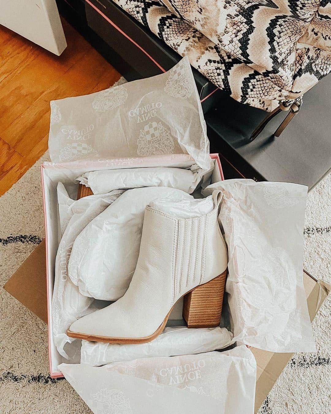 ヴィンスカムートさんのインスタグラム写真 - (ヴィンスカムートInstagram)「The perfect weekday to weekend bootie. Photo of the Gabeena by @januaryhartrizzo. #vincecamuto #booties」1月14日 12時32分 - vincecamuto