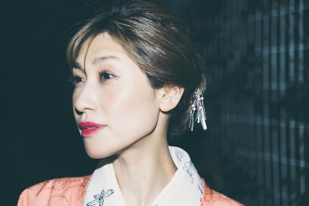 片桐舞子さんのインスタグラム写真 - (片桐舞子Instagram)「私はネイルをしない 日舞のお稽古があるから ピアスもネックレスも 普段はほとんどつけてない 日舞のお稽古のたびに外して無くすから タトゥー入ってるけど 着物から見えるところには入れない 着物は綺麗に着たいから  私は わりと選択肢の多い 人生を過ごせてると思う その中でここ数年は 本当に必要なものだけを 手の届く範囲に置いておくような価値観に シフトしているなぁと感じてる  自分にとって本当に必要なものが 自分を作ってる感覚  ネイルやアクセサリーや 着飾ることが嫌いなわけでも いらないわけでもなくて ただ こうしてゆるっとオフにしてみたら 思ってたより自分がこれまで カッコイイアーティストであれるように すごく頑張ってたんだなぁと 気づいたりもした  きっとこの先も 好きなことが増えていくだろうけど ここ最近だとバレーボールとか トレーニングとかね♡  でも生まれた時から人生のど真ん中には 歌と踊りがあって 結局それが揺らがないわけで  歌手として先に人前に出る道を歩めたけど 舞踊家としての道も歩んでいけるように 今年も精進いたします。  日舞は80歳でも現役で舞台に立てる 数少ないダンスなので 私がいつか日本舞踊の先生になれたら みんな習いにきてね👘🌸 一生面倒見るわ♡  #日本舞踊#日舞#西﨑緑舞踊研究所 #西﨑流#着物#着物ヘア#琉球紅型 #民謡の先生にもならなきゃいけないんだった#芸の道は険しいわ#一生修行中ね#あと言うの忘れてたけど#今年こそは嫁ぎたい#忘れないで大切なこと#嫁ぎたい2021」1月14日 12時36分 - mays_maiko