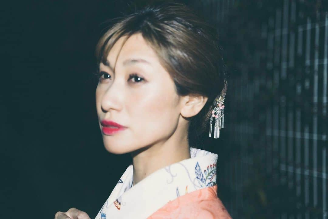 片桐舞子さんのインスタグラム写真 - (片桐舞子Instagram)「私はネイルをしない 日舞のお稽古があるから ピアスもネックレスも 普段はほとんどつけてない 日舞のお稽古のたびに外して無くすから タトゥー入ってるけど 着物から見えるところには入れない 着物は綺麗に着たいから  私は わりと選択肢の多い 人生を過ごせてると思う その中でここ数年は 本当に必要なものだけを 手の届く範囲に置いておくような価値観に シフトしているなぁと感じてる  自分にとって本当に必要なものが 自分を作ってる感覚  ネイルやアクセサリーや 着飾ることが嫌いなわけでも いらないわけでもなくて ただ こうしてゆるっとオフにしてみたら 思ってたより自分がこれまで カッコイイアーティストであれるように すごく頑張ってたんだなぁと 気づいたりもした  きっとこの先も 好きなことが増えていくだろうけど ここ最近だとバレーボールとか トレーニングとかね♡  でも生まれた時から人生のど真ん中には 歌と踊りがあって 結局それが揺らがないわけで  歌手として先に人前に出る道を歩めたけど 舞踊家としての道も歩んでいけるように 今年も精進いたします。  日舞は80歳でも現役で舞台に立てる 数少ないダンスなので 私がいつか日本舞踊の先生になれたら みんな習いにきてね👘🌸 一生面倒見るわ♡  #日本舞踊#日舞#西﨑緑舞踊研究所 #西﨑流#着物#着物ヘア#琉球紅型 #民謡の先生にもならなきゃいけないんだった#芸の道は険しいわ#一生修行中ね#あと言うの忘れてたけど#今年こそは嫁ぎたい#忘れないで大切なこと#嫁ぎたい2021」1月14日 12時36分 - mays_maiko