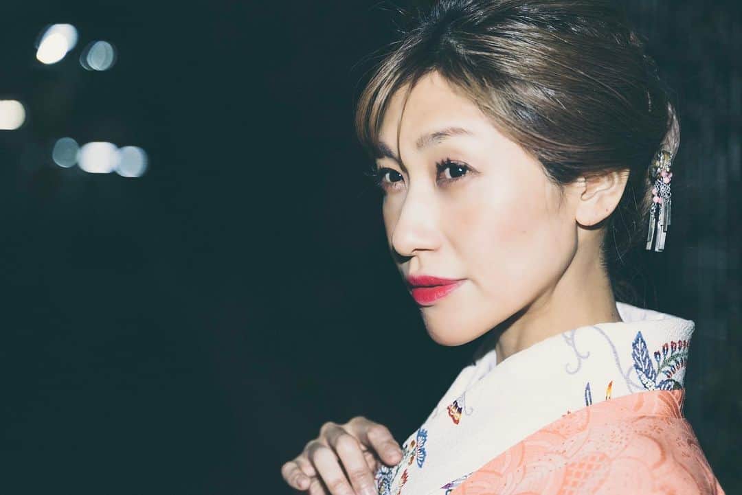 片桐舞子さんのインスタグラム写真 - (片桐舞子Instagram)「私はネイルをしない 日舞のお稽古があるから ピアスもネックレスも 普段はほとんどつけてない 日舞のお稽古のたびに外して無くすから タトゥー入ってるけど 着物から見えるところには入れない 着物は綺麗に着たいから  私は わりと選択肢の多い 人生を過ごせてると思う その中でここ数年は 本当に必要なものだけを 手の届く範囲に置いておくような価値観に シフトしているなぁと感じてる  自分にとって本当に必要なものが 自分を作ってる感覚  ネイルやアクセサリーや 着飾ることが嫌いなわけでも いらないわけでもなくて ただ こうしてゆるっとオフにしてみたら 思ってたより自分がこれまで カッコイイアーティストであれるように すごく頑張ってたんだなぁと 気づいたりもした  きっとこの先も 好きなことが増えていくだろうけど ここ最近だとバレーボールとか トレーニングとかね♡  でも生まれた時から人生のど真ん中には 歌と踊りがあって 結局それが揺らがないわけで  歌手として先に人前に出る道を歩めたけど 舞踊家としての道も歩んでいけるように 今年も精進いたします。  日舞は80歳でも現役で舞台に立てる 数少ないダンスなので 私がいつか日本舞踊の先生になれたら みんな習いにきてね👘🌸 一生面倒見るわ♡  #日本舞踊#日舞#西﨑緑舞踊研究所 #西﨑流#着物#着物ヘア#琉球紅型 #民謡の先生にもならなきゃいけないんだった#芸の道は険しいわ#一生修行中ね#あと言うの忘れてたけど#今年こそは嫁ぎたい#忘れないで大切なこと#嫁ぎたい2021」1月14日 12時36分 - mays_maiko