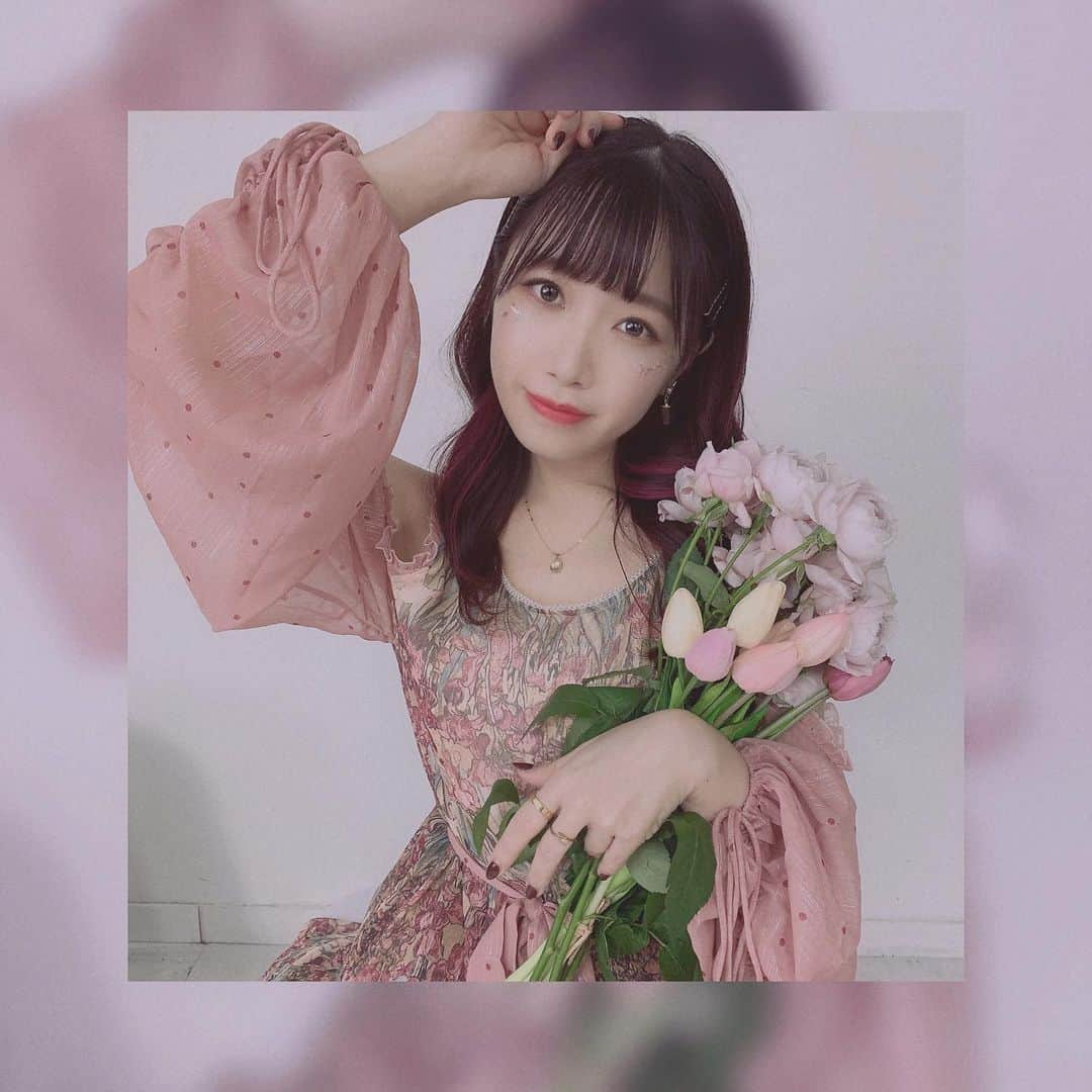 桜野羽咲さんのインスタグラム写真 - (桜野羽咲Instagram)「❤︎﻿ ﻿ ﻿ ﻿ ﻿ ﻿ ﻿ ﻿ 先日誕生日をむかえまして、﻿ またひとつ歳を重ねました。﻿ ﻿ いろんなことがまた制限されていく中で﻿ 今まで当たり前のように出来ていた日常のありがたさをその重みを深く感じています。﻿ ﻿ そして今もどんな形になったとしても﻿ 歌を届けられる場所があること﻿ それこそ不撓の精神なんじゃないかなとも感じています。﻿ ﻿ ﻿ 羽咲が歌と離れ離れにならないように﻿ 必死に守り続けてくれる人に、支えてくれる人に、願い求めてくれる皆さまと、そして、﻿ 奇跡みたいなこの毎日に感謝して、﻿ 愛情を持って﻿ 歌う呼吸ひとつをとっても、﻿ 丁寧に過ごしていきたいです。﻿ ﻿ ﻿ ﻿ 大切なみんなが日々 少しでも多く笑顔で溢れる時間を過ごせますように。どんなことがあっても羽咲の音楽がそばにいられますように。﻿ ﻿ これからも続いていく歌の道をどこまでも突き詰めていきます。﻿ ﻿ ﻿ ﻿ ﻿ 1番は自分らしく笑顔で過ごすことかな。﻿ 大切に想ってくれるみんなに心配かけないようにね^ ^﻿ ﻿ ﻿ ﻿ ﻿ ﻿ ﻿ ﻿ ﻿ ﻿ 最後に1/17ワンマンライブと1/23生誕イベントが延期となってしまいました。この日のために時間をつくってくださっていたみなさま本当に申し訳ないです。いつかまた必ず会えることを信じて。今は画面越しですが精一杯の想いを伝えさせてください﻿ ﻿ 1/17のオンラインライブ﻿ これから続くARCANA PROJECT﻿ 2ndSGのオンラインリリイベ﻿ ﻿ みんなと繋がっていられますように。﻿ ﻿ ﻿ ﻿ ﻿ ﻿ ﻿ 長くなっちゃったけど﻿ 出会って見つけ出してくれてありがとうね﻿ この一年もよろしくお願いします﻿ またたくさんの出会いがあるといいな。﻿ いろんな方に見つけてもらえますように❕﻿ これからは素敵なお知らせばっかりにできるように❕がんばります❕﻿ ﻿ ﻿ ﻿ ﻿ ﻿ ﻿ ﻿ #birthday #birthdaygirl #newyear #2021 #japan #japanesegirl #photography #flowerarrangement #0111 #thankyou #hologrammakeup #makeup #誕生日 #キラキラメイク #ホログラム #グリッター #花束アレンジ」1月14日 12時40分 - sakuranousa