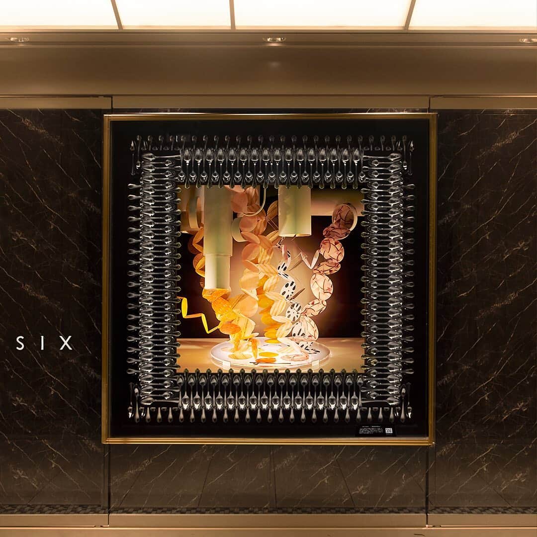 #ぶらエディターズ GINZA SIX オフィシャルさんのインスタグラム写真 - (#ぶらエディターズ GINZA SIX オフィシャルInstagram)「開業以来、GINZA SIX B2Fのフードフロアで季節ごとに独自の世界を表現してきた、食を題材にしたウィンドウアート。  この年始にかけては「WASHOKU」と題し、和食文化にフォーカス。その材料を薄くスライスした写真などのグラフィックをシートや幾何形態などに再表現し、和食の風味が自ずとと引き出される五感のバランス感覚や組み合わせを重んじることで、ウィンドウ全体に洗練されたハーモニーを生み出しました。   「ユネスコ無形文化遺産に登録された「和食」は、多種の新鮮な食材とその持ち味を生かした食文化です。箱に多彩な食材を美しく詰めるBENTOスタイルの、形や風味、そして栄養までもがハーモニーを奏でる和食の小宇宙を表現しました」と語るのは、毎回のウィンドウを手がけるPranks代表の佐藤寧子さん。GINZA SIXの作品で「日本空間デザイン賞2020」（ショーウインドウ＆ビジュアルデザイン空間部門）で銀賞も受賞しているGINZA SIXが誇るひとつのアートに、ぜひ足を止めていただける時間があれば幸いです。   なお、今回のウィンドウアートの詳細は以下からご一読を → https://ginza6.tokyo/news/92293  Since GINZA SIX’s grand opening, we’ve presented seasonal food-themed art pieces in the window displays on the B2F food floor. We kick off this new year with “WASHOKU,” two pieces that focus on Japanese food culture.  “Washoku, which has been designated a UNESCO Intangible Cultural Heritage, is a type of cuisine that draws on the natural flavor of a variety of fresh ingredients. For these pieces I was inspired by the bento style of filling a box with an assortment of foods. I wanted to express a microcosm of washoku where the shapes, flavors, and even the nutrition is all in harmony.” These pieces, as well as past art pieces on display on the food floor, are the work of Yasuko Sato, head of design firm Pranks. GINZA SIX recently won the silver prize in the Kukan Design Award 2020 (in the Show Window & Visual Design Space category). Come see the art on display at GINZA SIX!  For more info: → https://ginza6.tokyo/news/92293  #プランクス #pranks #佐藤寧子 #yasukosato #ginzasix #Art #GinzaSixArt  @pranks_display @pranksato @ginzasix_official」1月14日 12時41分 - ginzasix_official