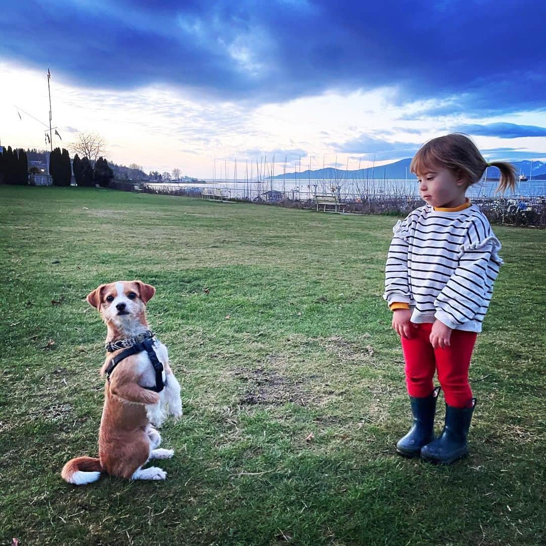 リンジー・フォンセカのインスタグラム：「Fun times today at the park. Grateful for this little human everyday.」