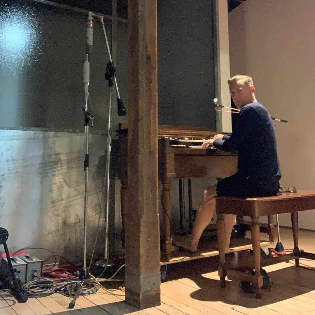 ブライアン・アダムスのインスタグラム：「Me, working on new songs. I actually finished making an album in November, but I’ve written more songs since then, so here I am on the Hammond B3 making the best of my 14 day mandatory quarantine in Canada. Hopefully I’ll see my ma after this, I haven’t seen her for a year. Be well everyone. #canada #lovemyma #mamasboy」