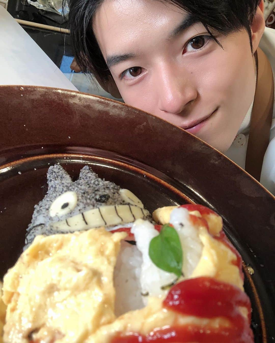 池田航さんのインスタグラム写真 - (池田航Instagram)「みんなー✨今日も一日楽しもうね❤ お仕事頑張って❤ 毎日生放送来てくれてありがとう🥰 ･ ･ トトロのオムライスをプレゼント🎁 #トトロ #totoro #ghibli #studioghibli #ジブリ #ジブリ飯  #スタジオジブリ  #散歩  ･ ･ YouTubeにて🔎KOHクッキング🔍で 動画投稿してます！ 【池田航】で検索してね❤ ･ ･ ･ 料理アカウントもよかったらフォローしてね✨☞@chef.koh ･ ･ #富山県 #富山 #オム男子 #鎧勇騎月兎 #池田航 #スパコマ #超コマ #食育インストラクター #調理師免許 #スーパーフードプランナー #歯並び #料理男子 #笑顔」1月14日 12時45分 - kohcooking