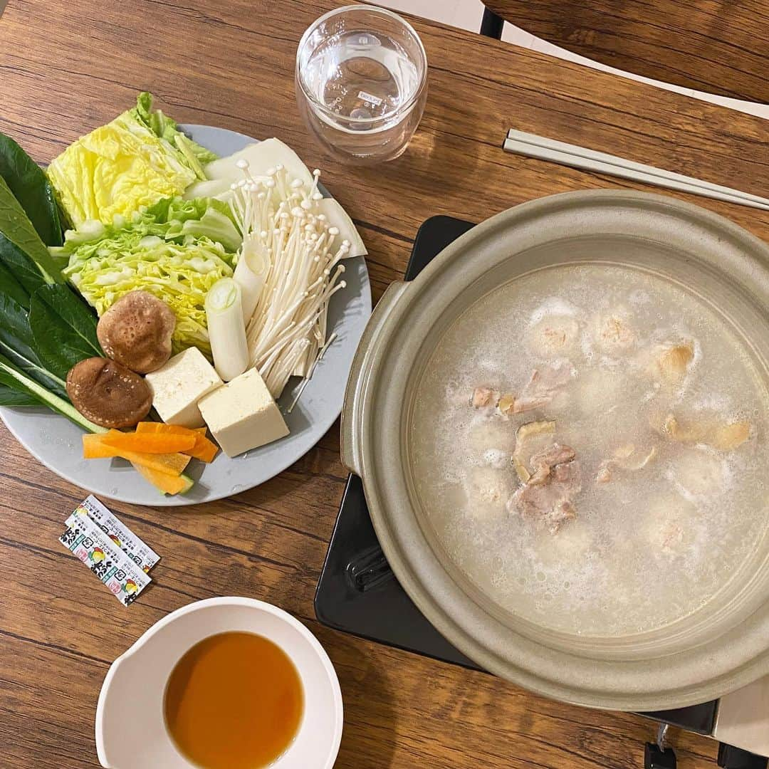 黒田りささんのインスタグラム写真 - (黒田りさInstagram)「🍲 博多の名店水炊きいろはさん(@mizutaki_iroha ) お取り寄せグルメをご紹介♡  創業昭和28年の老舗の味がおうちで頂けるんです！  【博多水炊きセット】税込￥3780 白湯の濃厚な特製スープに 九州産の赤鶏もも肉、特製つみれ 博多うどん、自家製ポン酢、柚子胡椒が届くので お野菜などを準備するだけで、 おうちで手軽に老舗の味が楽しめます！  今年の冬はお家でゆっくり水炊きを楽しむのもよし🙆‍♀️ 県外の方へのお土産や贈り物にも喜ばれそうです♡  コラーゲンたっぷり栄養たっぷりの 大好きな水炊きがお家で食べられるなんて しあわせだ〜🤤♡  #水炊きいろは#博多水炊き#水炊き#お取り寄せ#お取り寄せグルメ#お鍋#博多名物#福岡名物#福岡水炊き#福岡お土産#福岡グルメ」1月14日 12時46分 - kurorisa_14