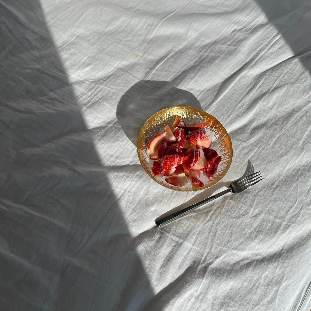 のインスタグラム：「いちご🍓 スーパーにたくさん並んでいて嬉しい 買っちゃう😩。ダイエット中なのに あんまりよくないね🥲 練乳かけるのマストです。ほんとはしぬほどかけたいけど我慢しました、、、  #いちご#フルーツ#朝フルーツ#ダイエット記録 #ダイエット#ていねいな暮らし #makeup#portrait#port#make#hair#model#giri#ootn #selfie #좋아요반사#팔로우미#맞팔#셀스타그램」