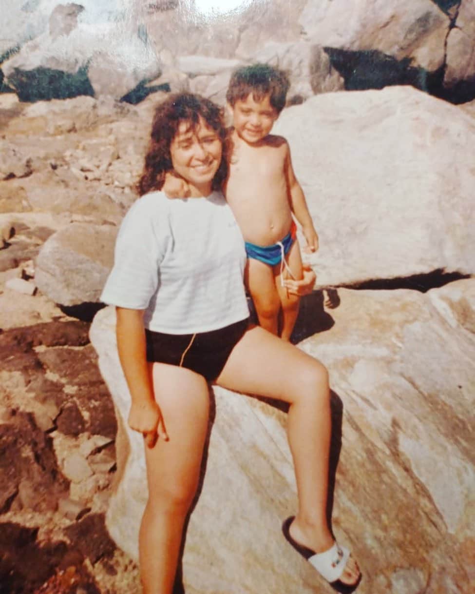 クラウディオ・リースのインスタグラム：「Y ya son 33.... La vida es muy rápida.... ayer estaba con Mamá en la playita en zungas!!!   Te amo mamita y Papito, gracias por darme esta oportunidad de nacer !!!   Feliz cumpleaños a mi 🙏🏻🌟」