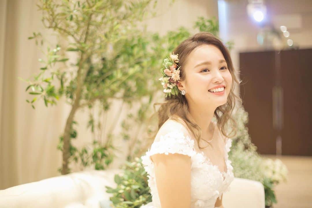 結婚式場ブランレヴュー宇都宮アクアテラスのインスタグラム：「.﻿ 先日ご結婚式を挙げられたおふたり＊﻿ ﻿ とってもおしゃれな1日でした❤︎﻿ ﻿ 新婦様のお色直しは挙式と雰囲気を変えた﻿ ダウンヘアスタイル❤︎﻿ ﻿ ふんわり巻いた髪の毛に﻿ ヘッド装花でとっても素敵にお色直しです！﻿ ﻿ 入場前のおふたり、とってもいい笑顔ですね☺︎！﻿ ----------------------------------------﻿ ﻿ 1/17までのブライダルフェア⭐︎﻿ 1月中のご来館が1番お得！﻿ 【お正月限定の豪華特典盛り沢山❤︎】﻿ ﻿ 衛生対策徹底中！﻿ 安心してご見学いただけます！﻿ 挙式日の変更も可で安心の結婚式を！﻿ ﻿ ご来館でギフト券最大10000円プレゼント⭐︎﻿ ﻿ 詳細は下記▽▽﻿ https://www.dearswedding.jp/blancrevue/fair/﻿ ﻿ リニューアルしたNewチャペルのご見学もお楽しみに♩﻿ ﻿ プロフィールからご覧いただけます！ @blancrevue_wedding」