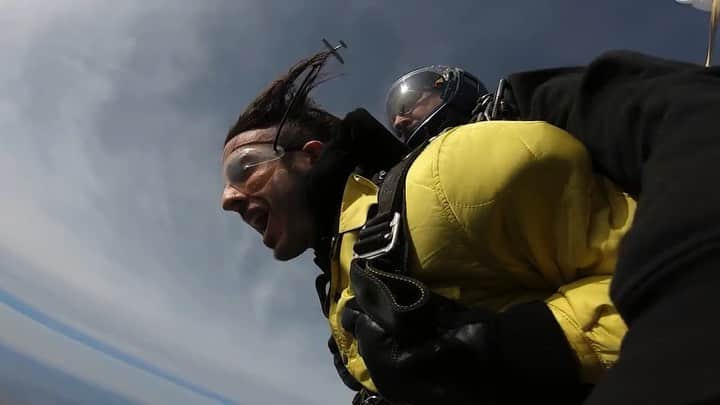 ブランドン・フーバーのインスタグラム：「I jumped out of a fuckin airplane at 14,000 feet 💀 Thanks @skydive_yosemite for making my first time skydiving unbelievable 🪂🖤」