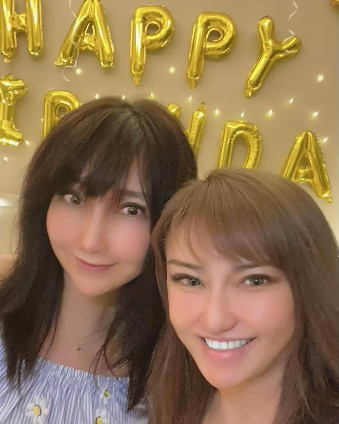 selfieneのインスタグラム：「年明けに @celebtrip 舞さんのお誕生日会をしたよ✨ いつも色々な事を 教えてくれて 与えてくれて まるで女神だよ✨  だから尊敬と 感謝しかない💖  7年前にビジネスを教えて貰い 今は投資のお手本を 見せて貰ってる  見た目は可憐だけど 行動は豪快な舞さんが大好き❤  これからも「ある事」に向かって 突き進んで行く為に 私ももっと力を付けないと💦  役に立てる戦士にならないと パーティーに参加する資格が無いからね⚔  これからもよろしくお願いしま〜す💕  #お誕生日おめでとう  #dubai  #投資女子」