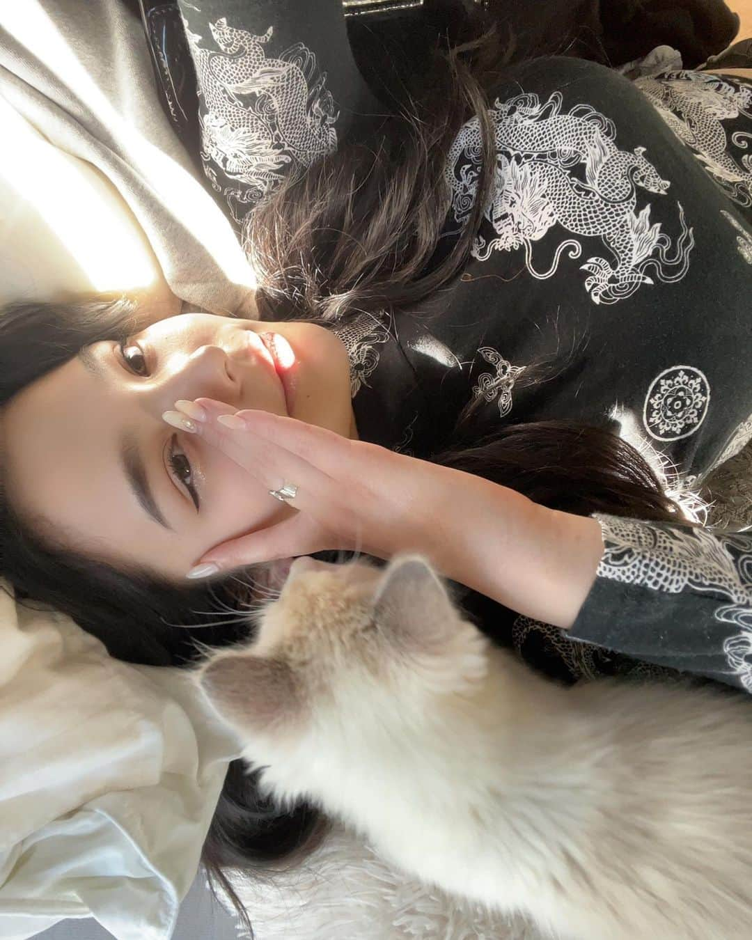 太陽奈さんのインスタグラム写真 - (太陽奈Instagram)「😽  最近ボバくんと仲良しなわたし。 毎朝ふわふわが首に当たるのが心地いい」1月14日 13時01分 - _taiyona