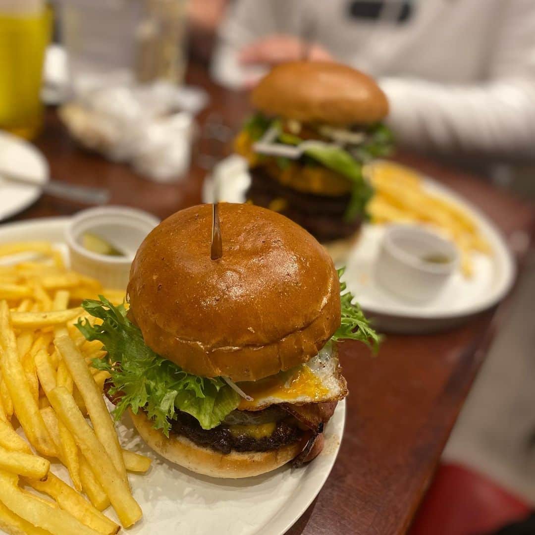 山内鈴蘭さんのインスタグラム写真 - (山内鈴蘭Instagram)「🍔 ． バーガー好き🥺 ポテトまで綺麗に食べ終わった後、 幸せええええ言いながら 何カロリーか計算して落ち込む を繰り返して生きている私🙂💓 (写真の背景にさりげなくごるらん。笑) ． ． 365日ダイエットしてる、つもり。 ． ． #ハンバーガー #burger #cafeburger  #cola #potato #junk #バーガーランチ #秋葉原ランチ #chelseamarket  #痩せる気はある #だが #痩せる気がしない  #🤢🤢🤢🤢🤢 #時差スタグラム」1月14日 12時56分 - xxsuzuranxx