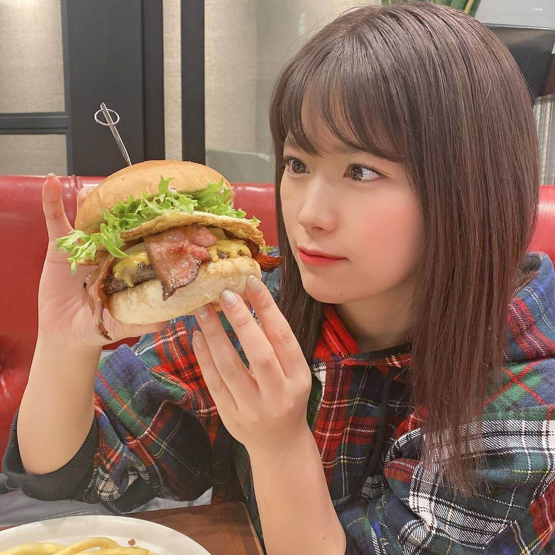 山内鈴蘭さんのインスタグラム写真 - (山内鈴蘭Instagram)「🍔 ． バーガー好き🥺 ポテトまで綺麗に食べ終わった後、 幸せええええ言いながら 何カロリーか計算して落ち込む を繰り返して生きている私🙂💓 (写真の背景にさりげなくごるらん。笑) ． ． 365日ダイエットしてる、つもり。 ． ． #ハンバーガー #burger #cafeburger  #cola #potato #junk #バーガーランチ #秋葉原ランチ #chelseamarket  #痩せる気はある #だが #痩せる気がしない  #🤢🤢🤢🤢🤢 #時差スタグラム」1月14日 12時56分 - xxsuzuranxx