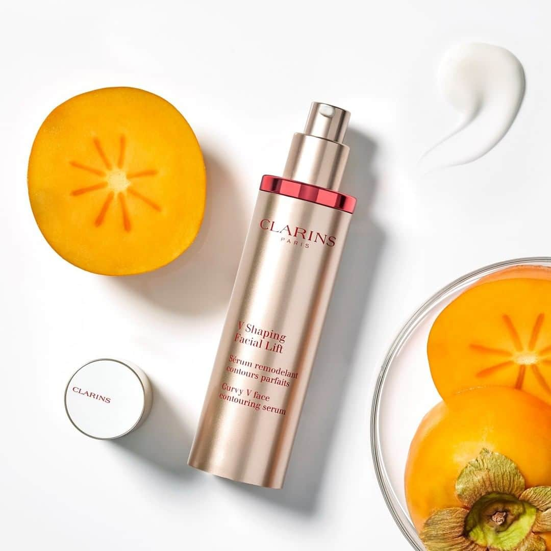 Clarins Méxicoさんのインスタグラム写真 - (Clarins MéxicoInstagram)「Comenta con un 💖 si te encantaría tener un rostro más perfilado y contorneado. 😍 Este 2021 consíguelo con  V Shaping Facial Lift que combate la gravedad  y afina las facciones, gracias a su extracto de geranio que favorece la eliminación de grasa, dándote como resultado un rostro DI-VI-NO. ✨ ¡Es un básico en tu rutina!  Búscalo en el link de la bio. . . . . . . . . . .#vivoclarins #doubleserum #vshapingfaciallift #doubleserumclarins #clarinscuidadeti #mequedoencasa #naturalskincare #skincare #beauty #natural #naturalbeauty #healthyskin #glowingskin #selfcare #organicbeauty #skincaretips #skincareproducts #beautycare #essentialoils #instabeauty」1月14日 12時59分 - clarinsmx