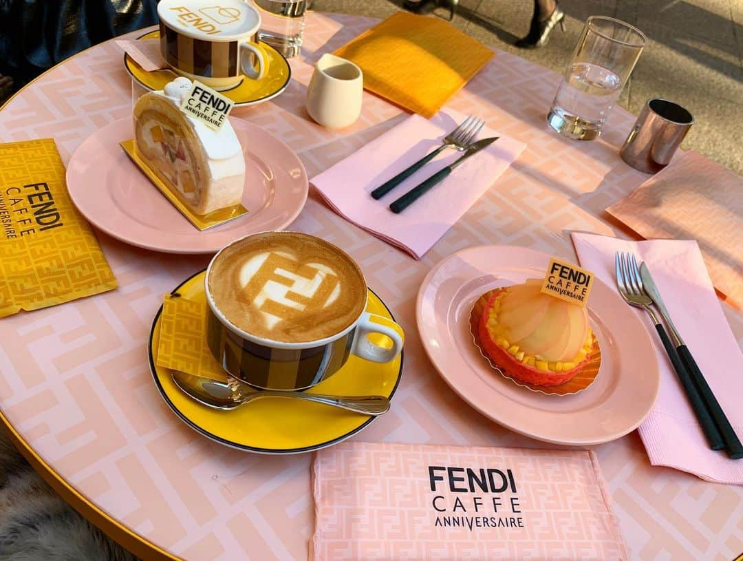 せいなさんのインスタグラム写真 - (せいなInstagram)「＊FENDI CAFE＊ . . 去年の載せてなかったPic🤳 再チャレンジで行けたよ🫖💓 店内は時間かかるので、テラス席にしたらすぐ入れました❤️✨店内も凄く可愛いかったんだけど、テラス席で 目の前がFEND Shopなので眺めながらゆっくりするのが贅沢でした😍❤️ . . ケーキもラテも可愛いすぎて、2人でテンション上がって写真ばっかり撮ってた✨(女子w) 味ももちろん美味しかったよ💓 . . 期間限定なんだけど、2月14日のバレンタインまで延長になったみたいなので、あと1回は行きたいな❣️ 今は、甘い物食べたい時はフルーツにしたり、ケーキはお預けなので、Fitfes終わったらご褒美に行こう😭💓 . . . #tokyo #cafe #fendi #cake #fashion #fendicafe  #カフェ #オシャレカフェ #表参道　#東京 #カフェ巡り #クリスマスケーキ #オシャレさんと繋がりたい #FENDIカフェ #インスタ映え #可愛いカフェ #オシャレカフェ #ランチ #女子会 #クリスマス」1月14日 13時02分 - seina_k0403