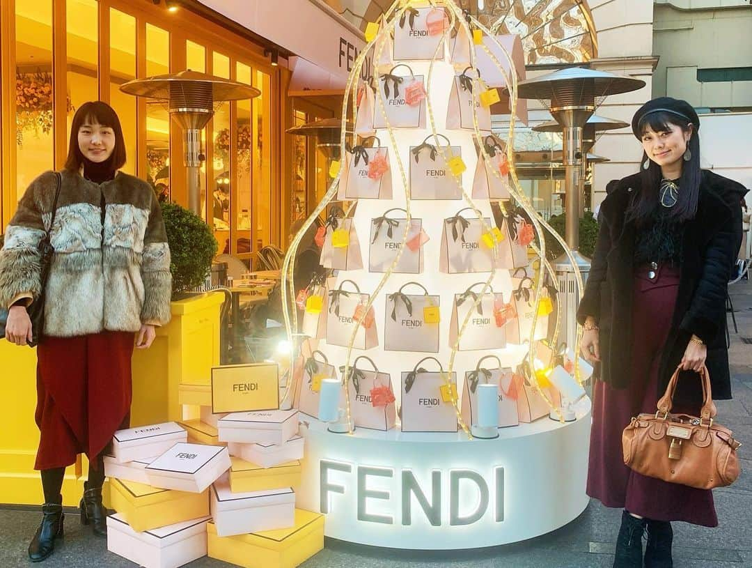 せいなさんのインスタグラム写真 - (せいなInstagram)「＊FENDI CAFE＊ . . 去年の載せてなかったPic🤳 再チャレンジで行けたよ🫖💓 店内は時間かかるので、テラス席にしたらすぐ入れました❤️✨店内も凄く可愛いかったんだけど、テラス席で 目の前がFEND Shopなので眺めながらゆっくりするのが贅沢でした😍❤️ . . ケーキもラテも可愛いすぎて、2人でテンション上がって写真ばっかり撮ってた✨(女子w) 味ももちろん美味しかったよ💓 . . 期間限定なんだけど、2月14日のバレンタインまで延長になったみたいなので、あと1回は行きたいな❣️ 今は、甘い物食べたい時はフルーツにしたり、ケーキはお預けなので、Fitfes終わったらご褒美に行こう😭💓 . . . #tokyo #cafe #fendi #cake #fashion #fendicafe  #カフェ #オシャレカフェ #表参道　#東京 #カフェ巡り #クリスマスケーキ #オシャレさんと繋がりたい #FENDIカフェ #インスタ映え #可愛いカフェ #オシャレカフェ #ランチ #女子会 #クリスマス」1月14日 13時02分 - seina_k0403