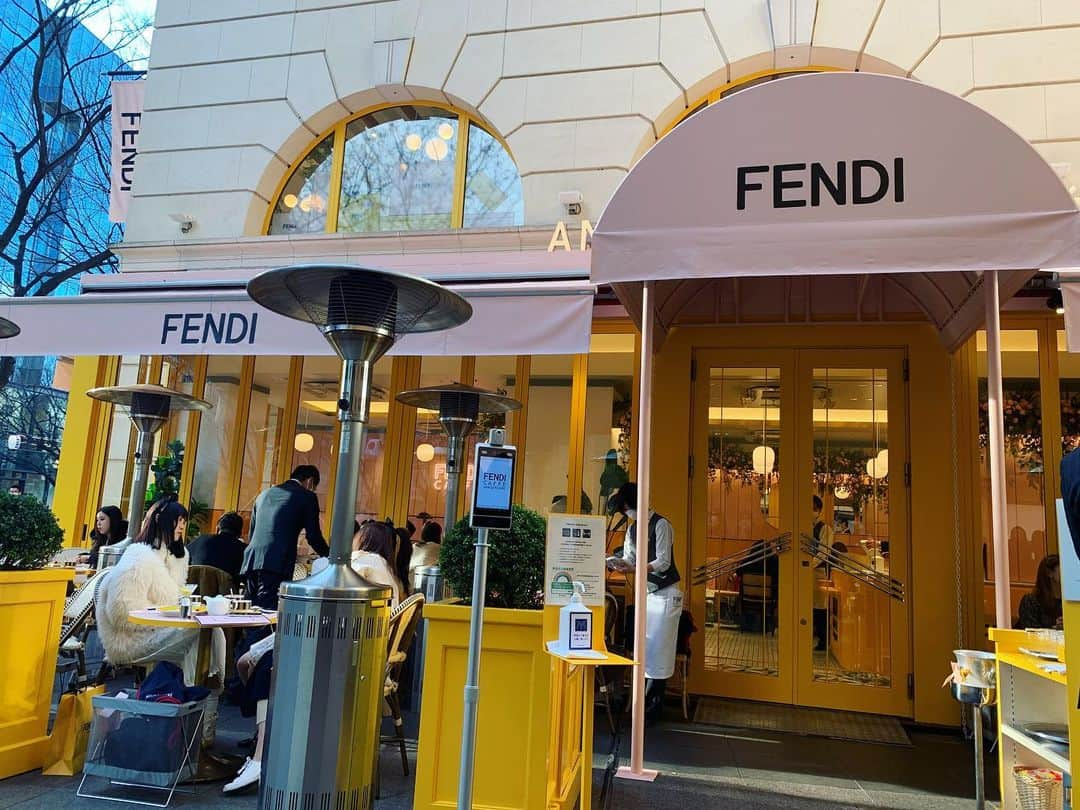 せいなさんのインスタグラム写真 - (せいなInstagram)「＊FENDI CAFE＊ . . 去年の載せてなかったPic🤳 再チャレンジで行けたよ🫖💓 店内は時間かかるので、テラス席にしたらすぐ入れました❤️✨店内も凄く可愛いかったんだけど、テラス席で 目の前がFEND Shopなので眺めながらゆっくりするのが贅沢でした😍❤️ . . ケーキもラテも可愛いすぎて、2人でテンション上がって写真ばっかり撮ってた✨(女子w) 味ももちろん美味しかったよ💓 . . 期間限定なんだけど、2月14日のバレンタインまで延長になったみたいなので、あと1回は行きたいな❣️ 今は、甘い物食べたい時はフルーツにしたり、ケーキはお預けなので、Fitfes終わったらご褒美に行こう😭💓 . . . #tokyo #cafe #fendi #cake #fashion #fendicafe  #カフェ #オシャレカフェ #表参道　#東京 #カフェ巡り #クリスマスケーキ #オシャレさんと繋がりたい #FENDIカフェ #インスタ映え #可愛いカフェ #オシャレカフェ #ランチ #女子会 #クリスマス」1月14日 13時02分 - seina_k0403