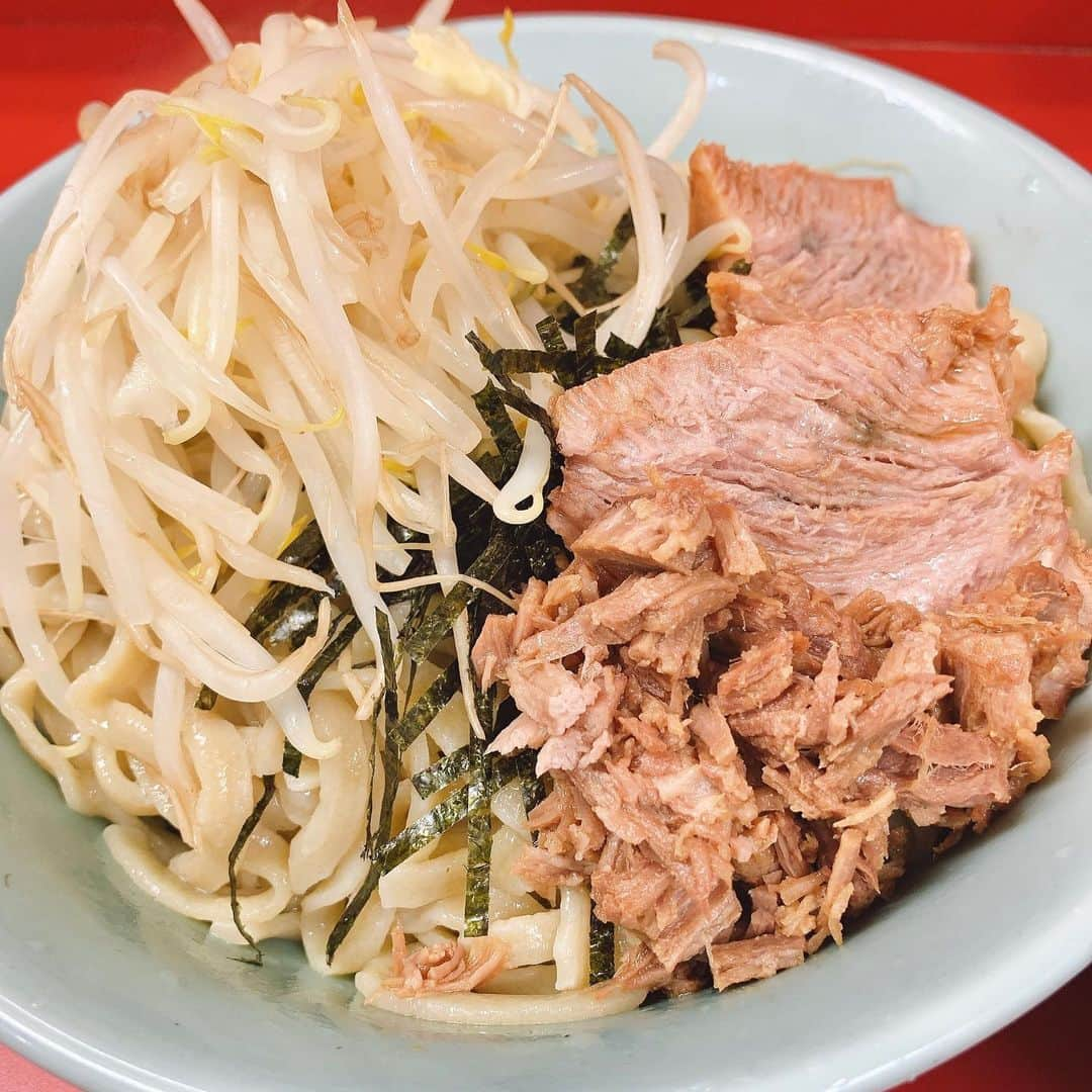 赤羽のインスタグラム：「メトロンズ稽古終わりで #ラーメン二郎新宿歌舞伎町店 へ！  つけ麺うまーです！！😋オススメ！！ 大つけ麺ニンニクアブラマシマシ  #逃亡飯 #ラーメン二郎 #ラーメン #ラーメンインスタグラマー  #ラーメンパトロール  #ラーメンインスタグラム  #ラーメンデータベース  #ラーメンdb」