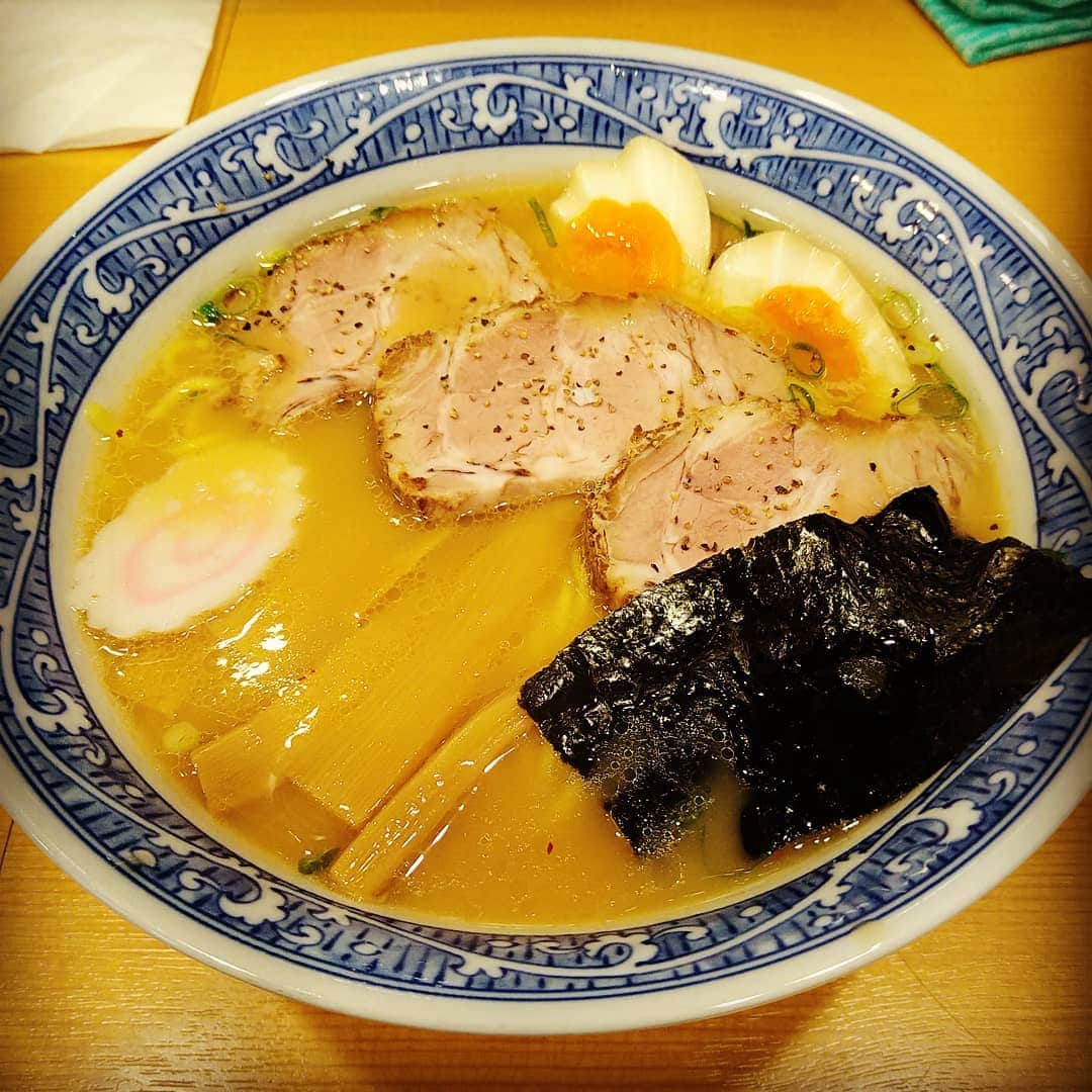 末野卓磨さんのインスタグラム写真 - (末野卓磨Instagram)「先日、麺屋　翔　さんで麺始めしました。 んで、やっぱラーメンうめぇ〜ってなり、2日後には中野の青葉さん行きました。  今、お気に入りのラーメン屋は他に中野えん寺、新宿AFURI辛紅かなぁ。  #ラーメン　#翔　#青葉」1月14日 13時27分 - takuma_sueno
