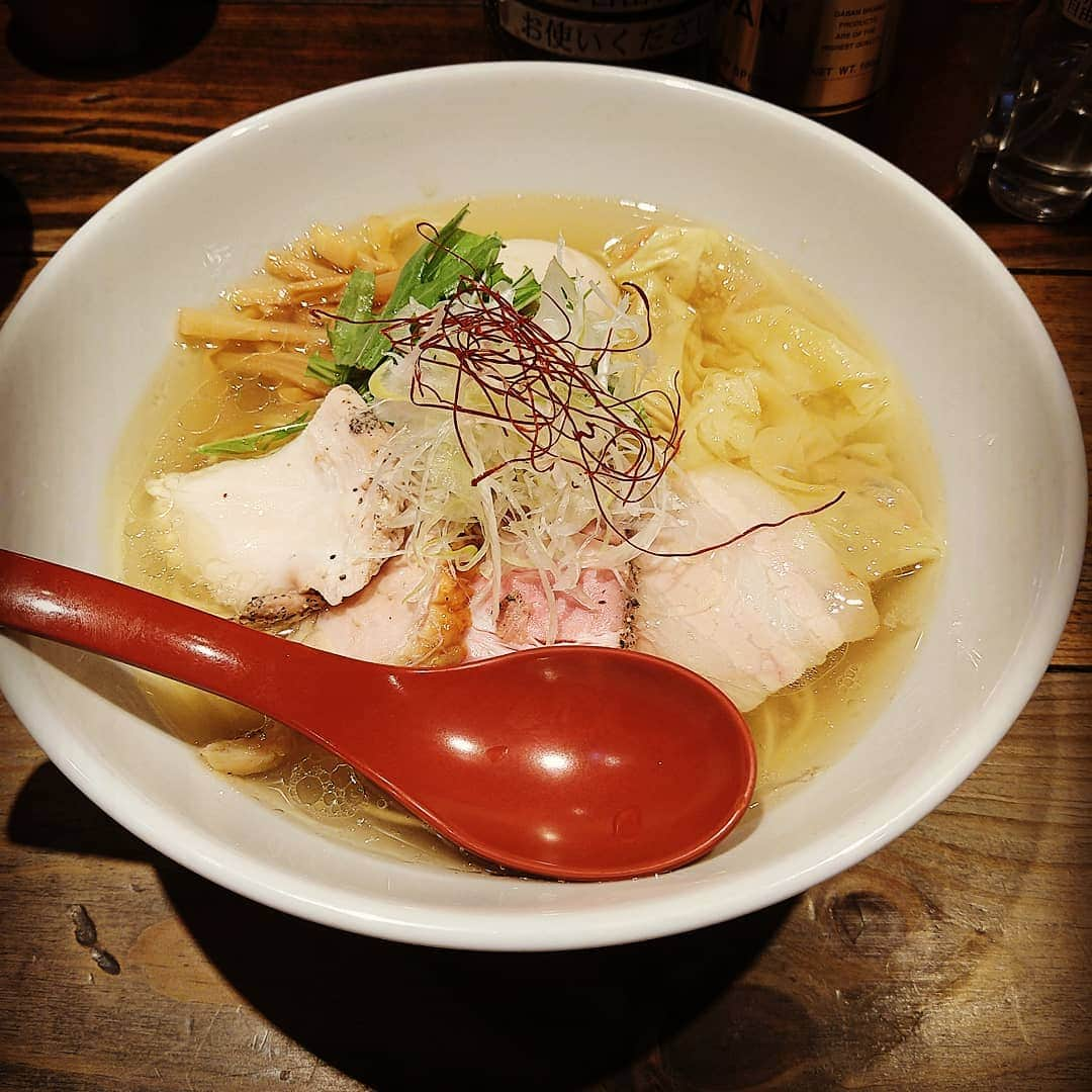 末野卓磨のインスタグラム：「先日、麺屋　翔　さんで麺始めしました。 んで、やっぱラーメンうめぇ〜ってなり、2日後には中野の青葉さん行きました。  今、お気に入りのラーメン屋は他に中野えん寺、新宿AFURI辛紅かなぁ。  #ラーメン　#翔　#青葉」