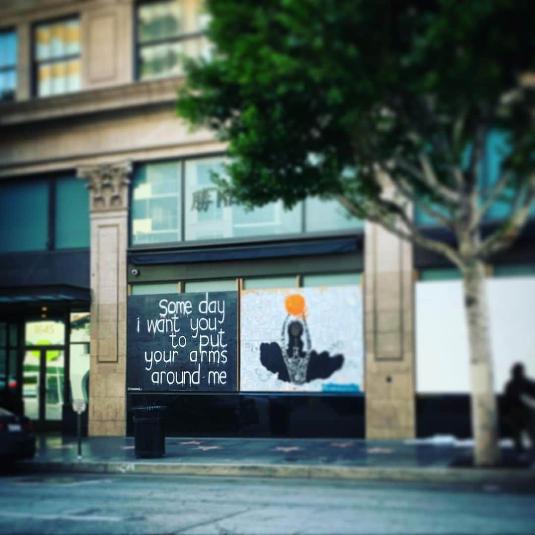 ジョナサン・カサーのインスタグラム：「People will hug again someday... . . . . . . #covid_19 #vaccinessavelives #socialdistancing #staysafe #notaninfluencer #staypositive #wewillopenagain #streetart #grafitti #losangeles #californiadreaming #keepgoing」